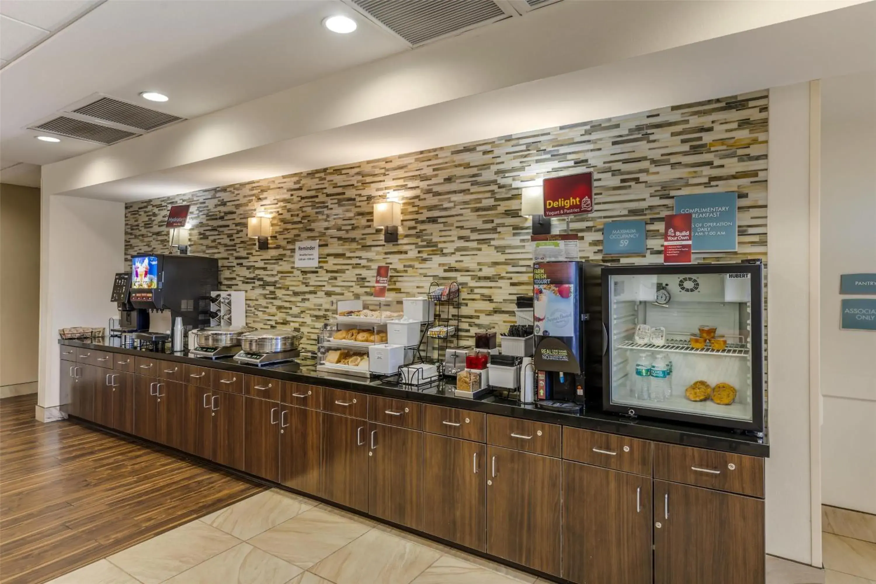 Breakfast in Best Western Plus Hudson Hotel & Suites Breakfast in Best Western Plus Hudson Hotel & Suites