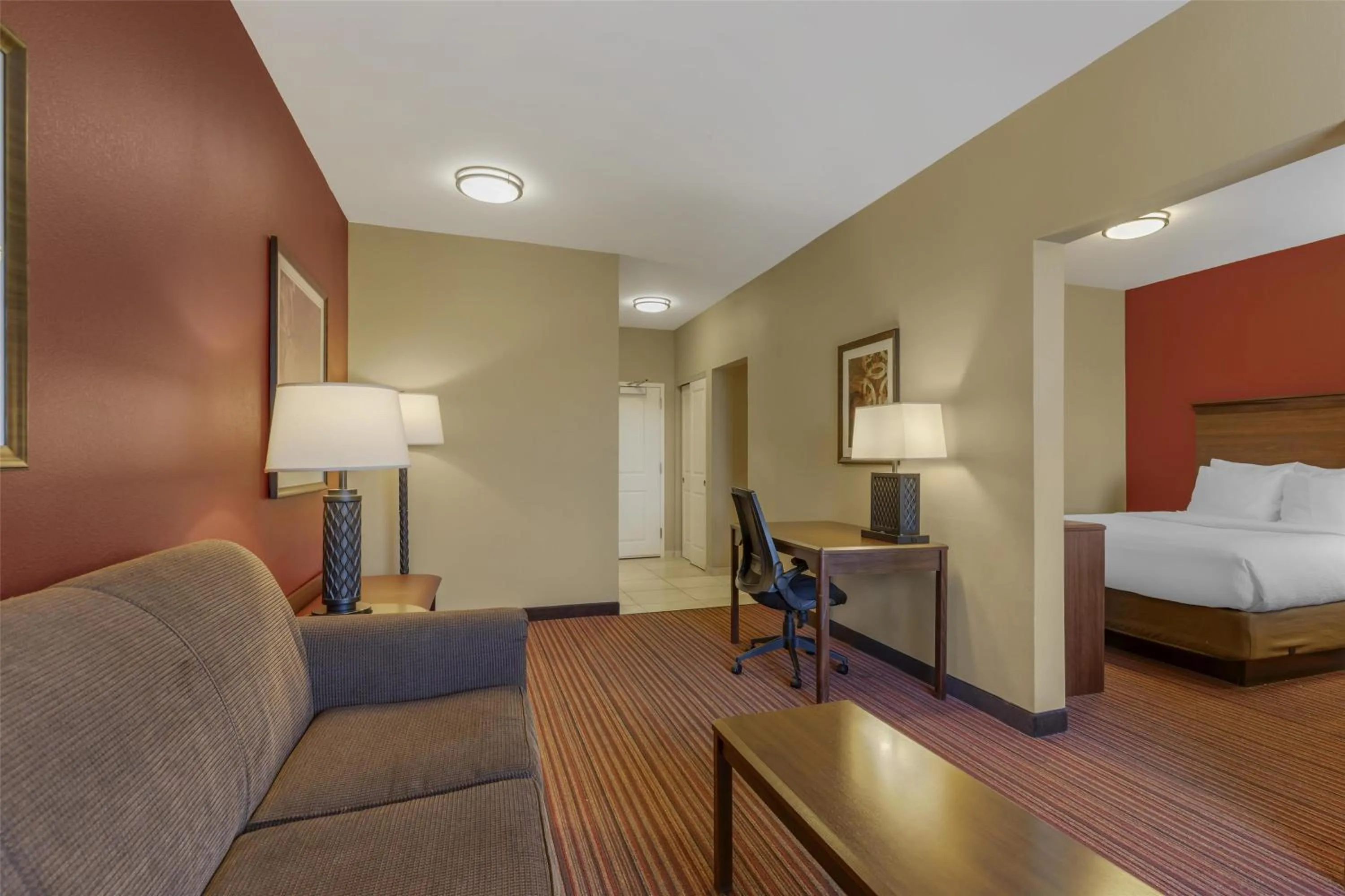 Photo of the whole room, Bed in Best Western Plus Hudson Hotel & Suites