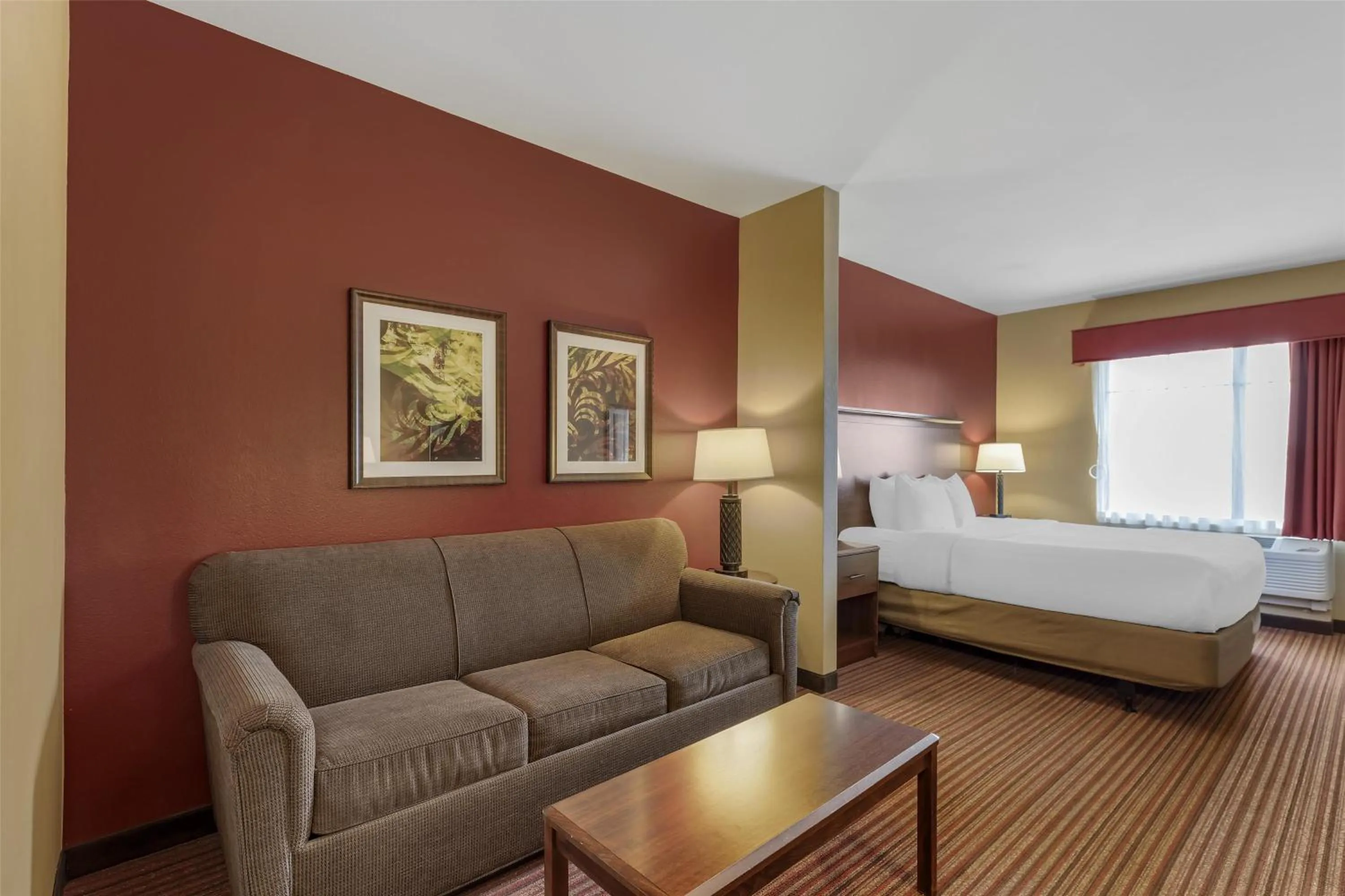 Photo of the whole room, Bed in Best Western Plus Hudson Hotel & Suites