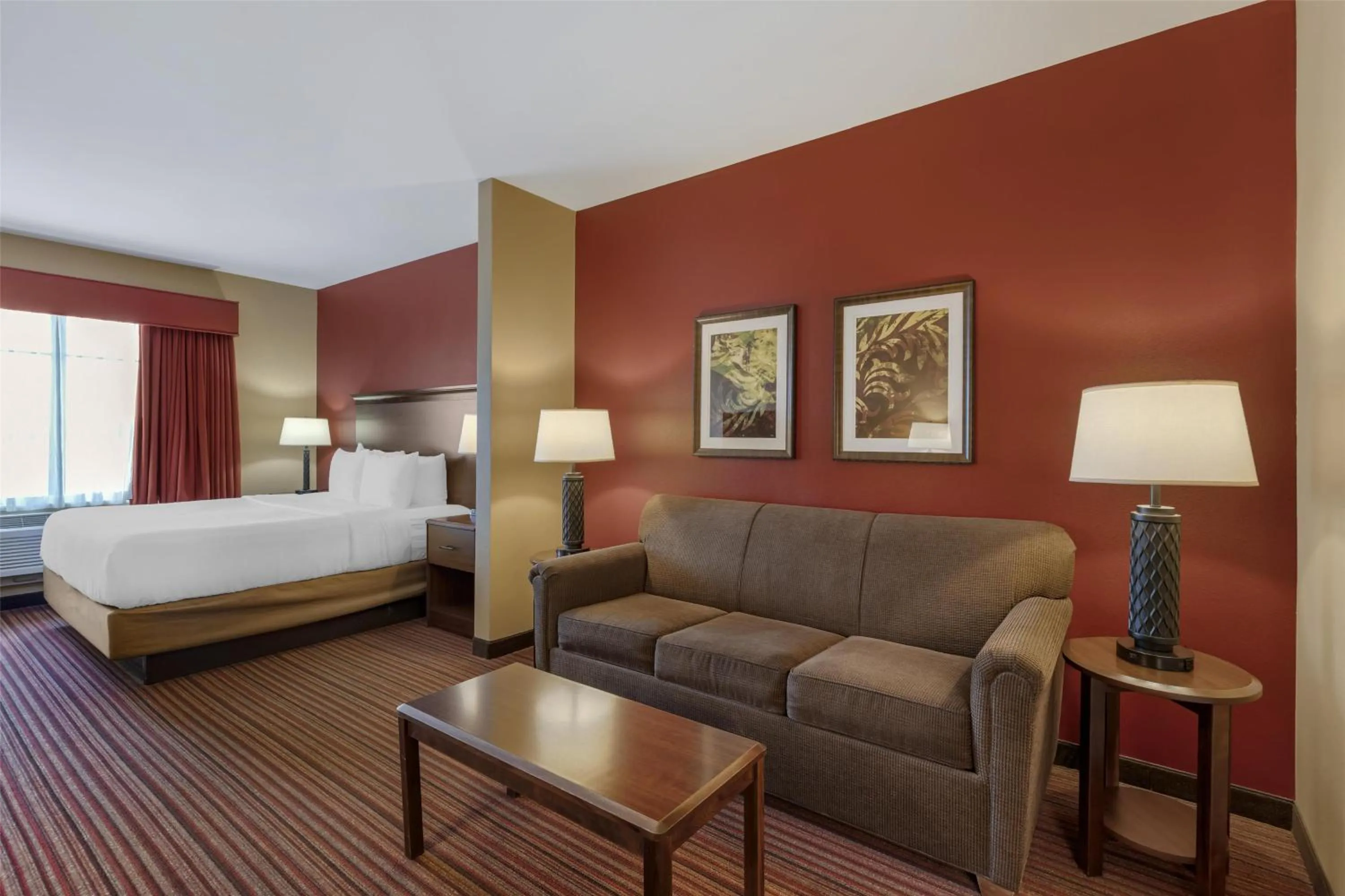 Photo of the whole room, Bed in Best Western Plus Hudson Hotel & Suites