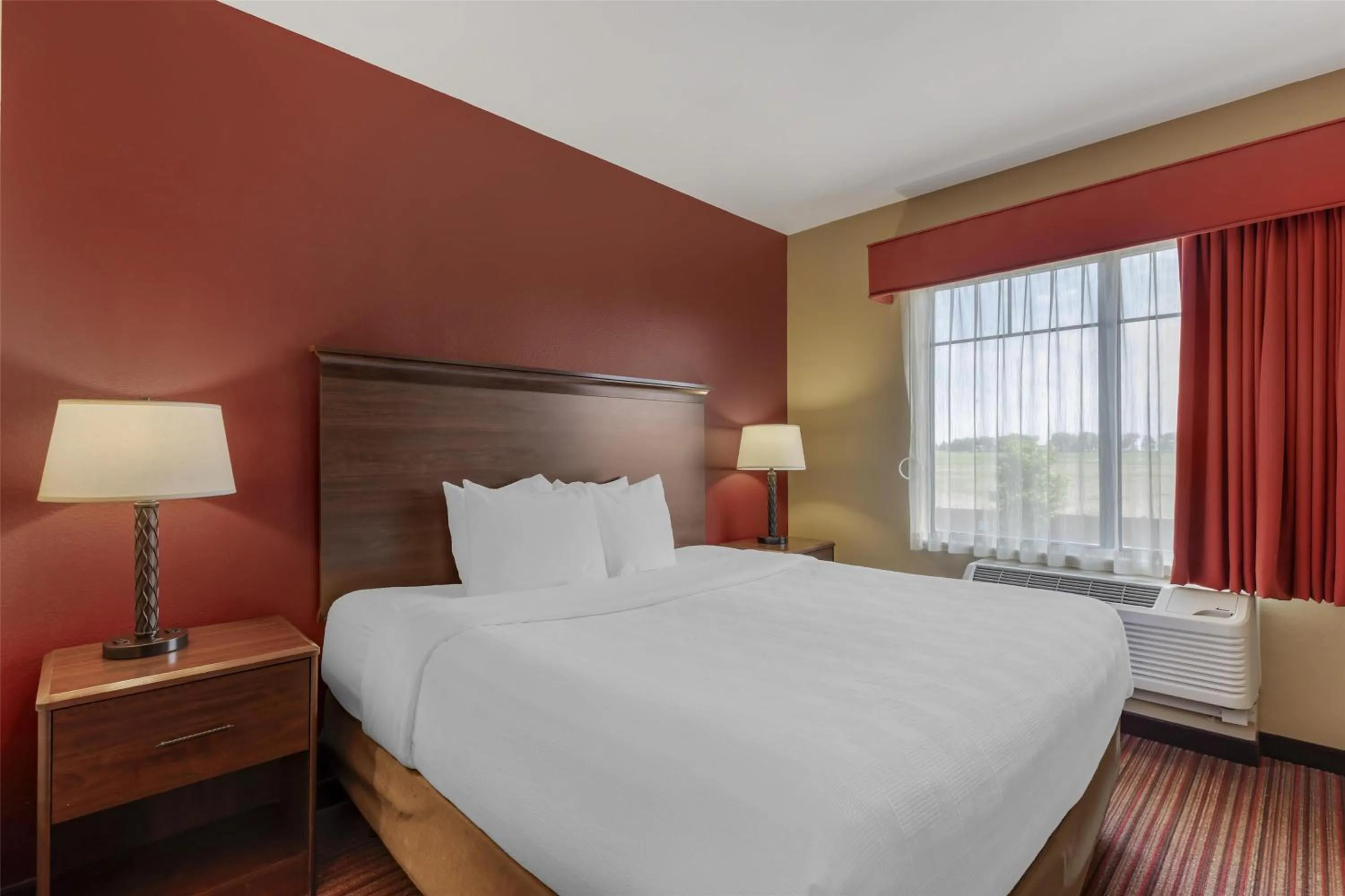 Photo of the whole room, Bed in Best Western Plus Hudson Hotel & Suites