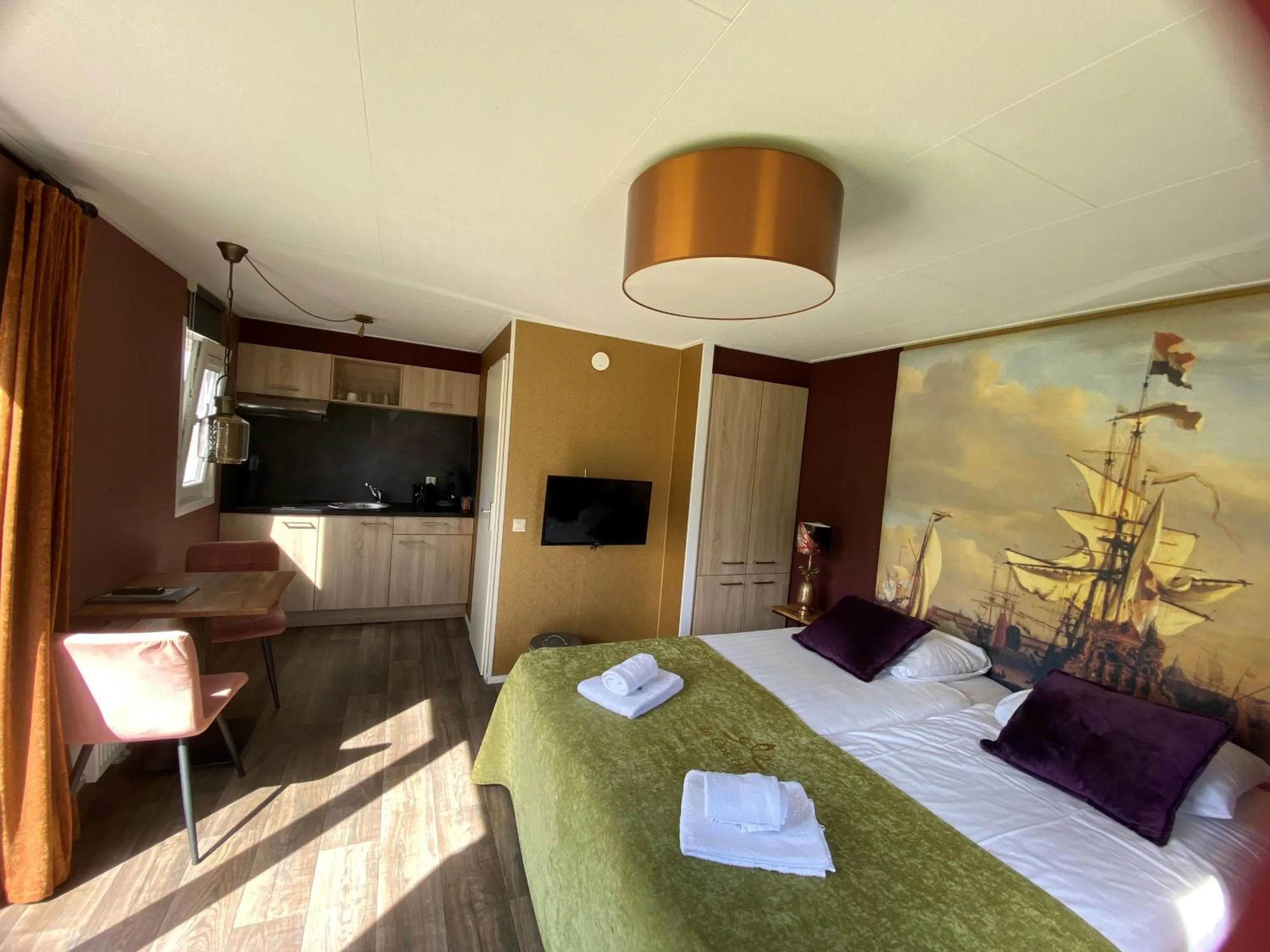 kitchen, Bed in Recreatiepark Wiringherlant