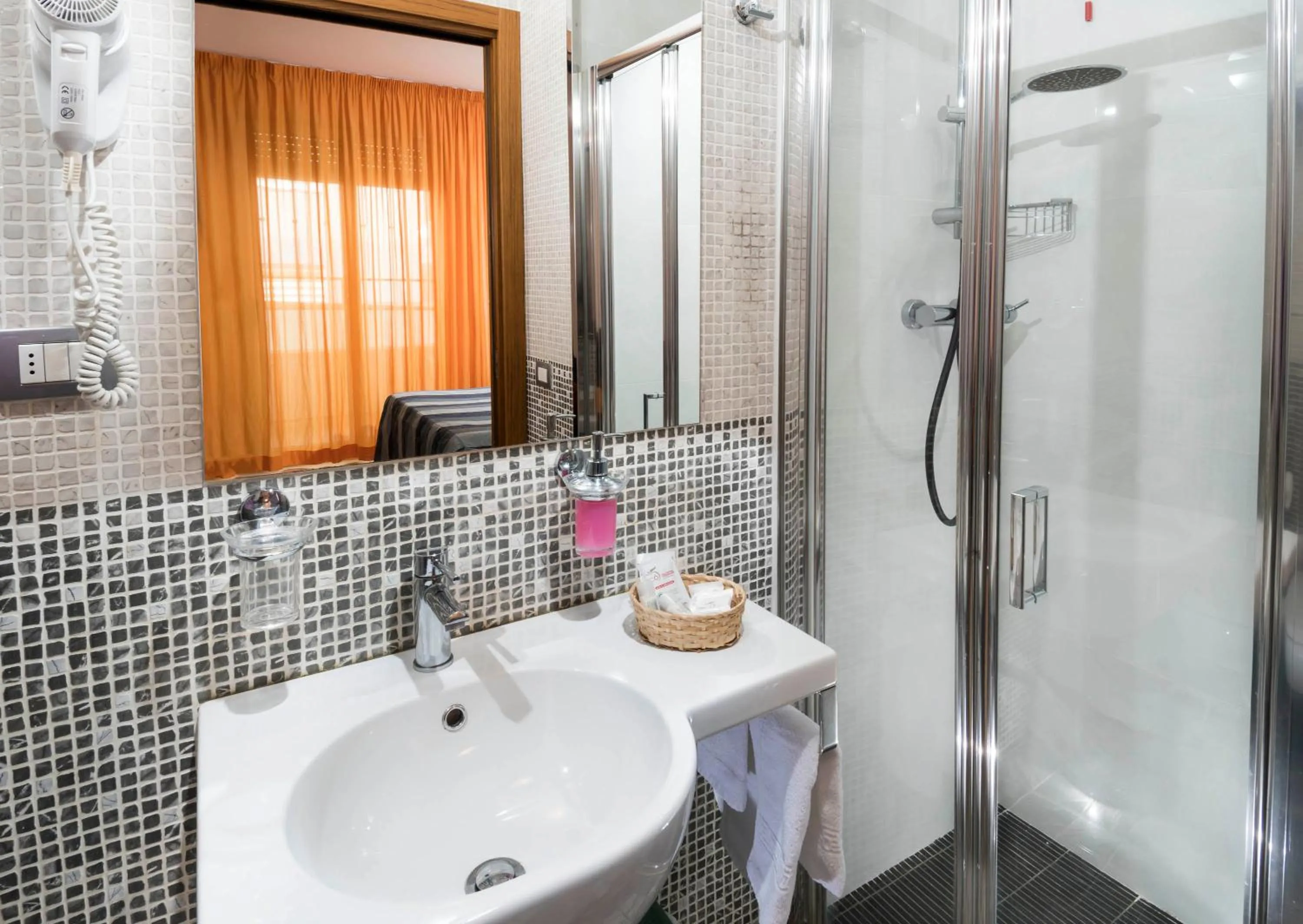 Shower in Residence Marzia