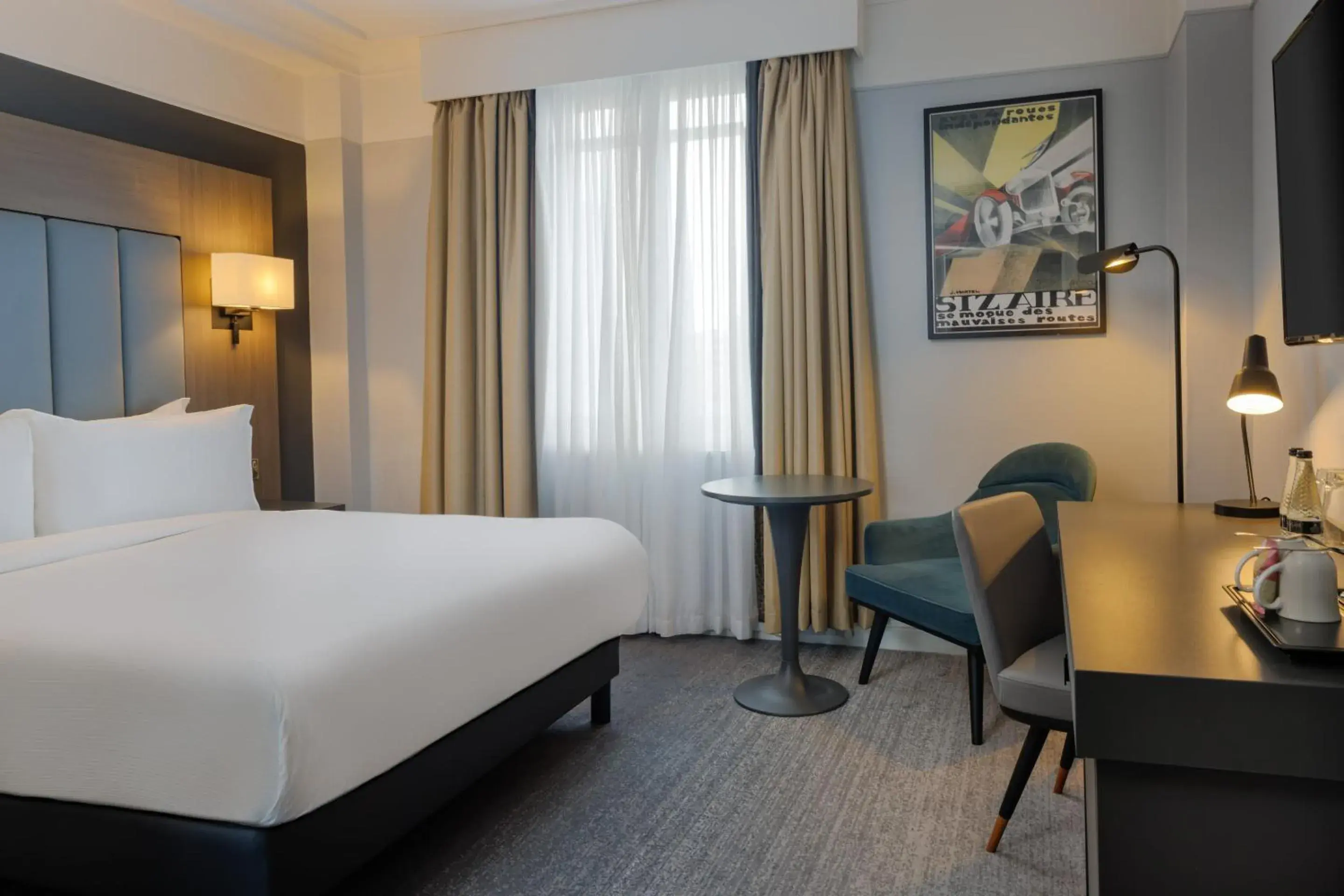 Bedroom, Bed in The Queens Hotel Bedroom, Bed in The Queens Hotel