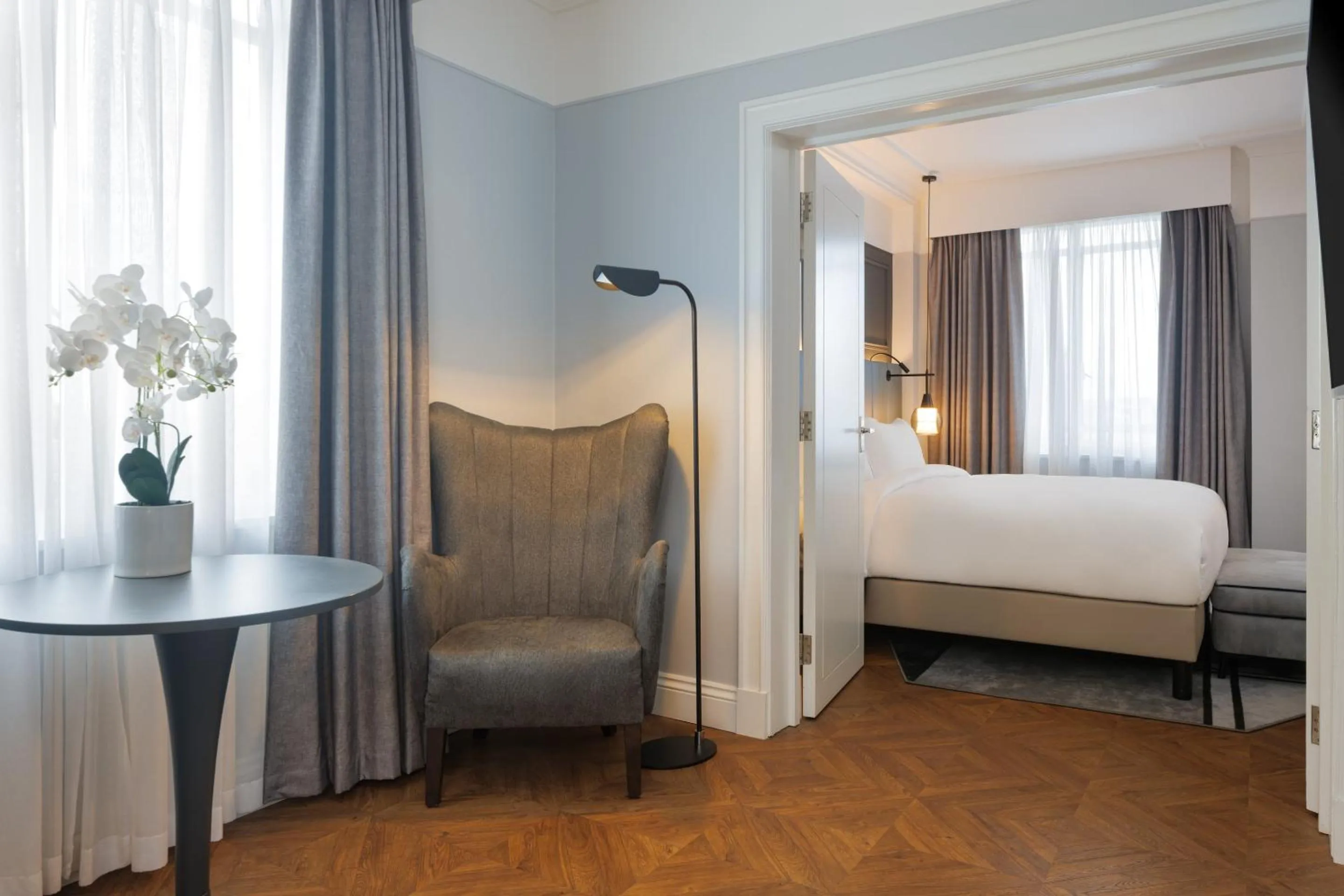 Living room, Bed in The Queens Hotel