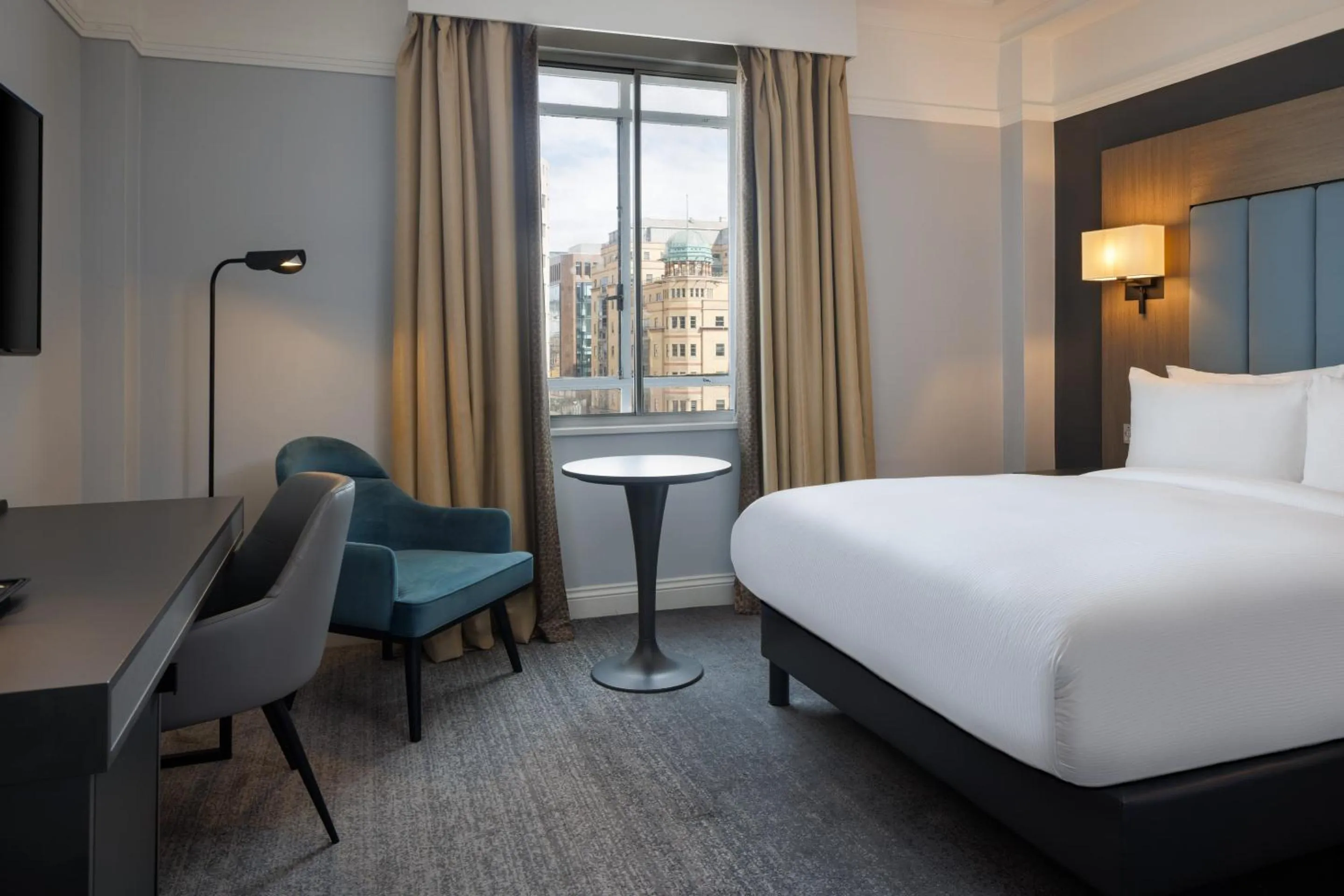 Seating area, Bed in The Queens Hotel