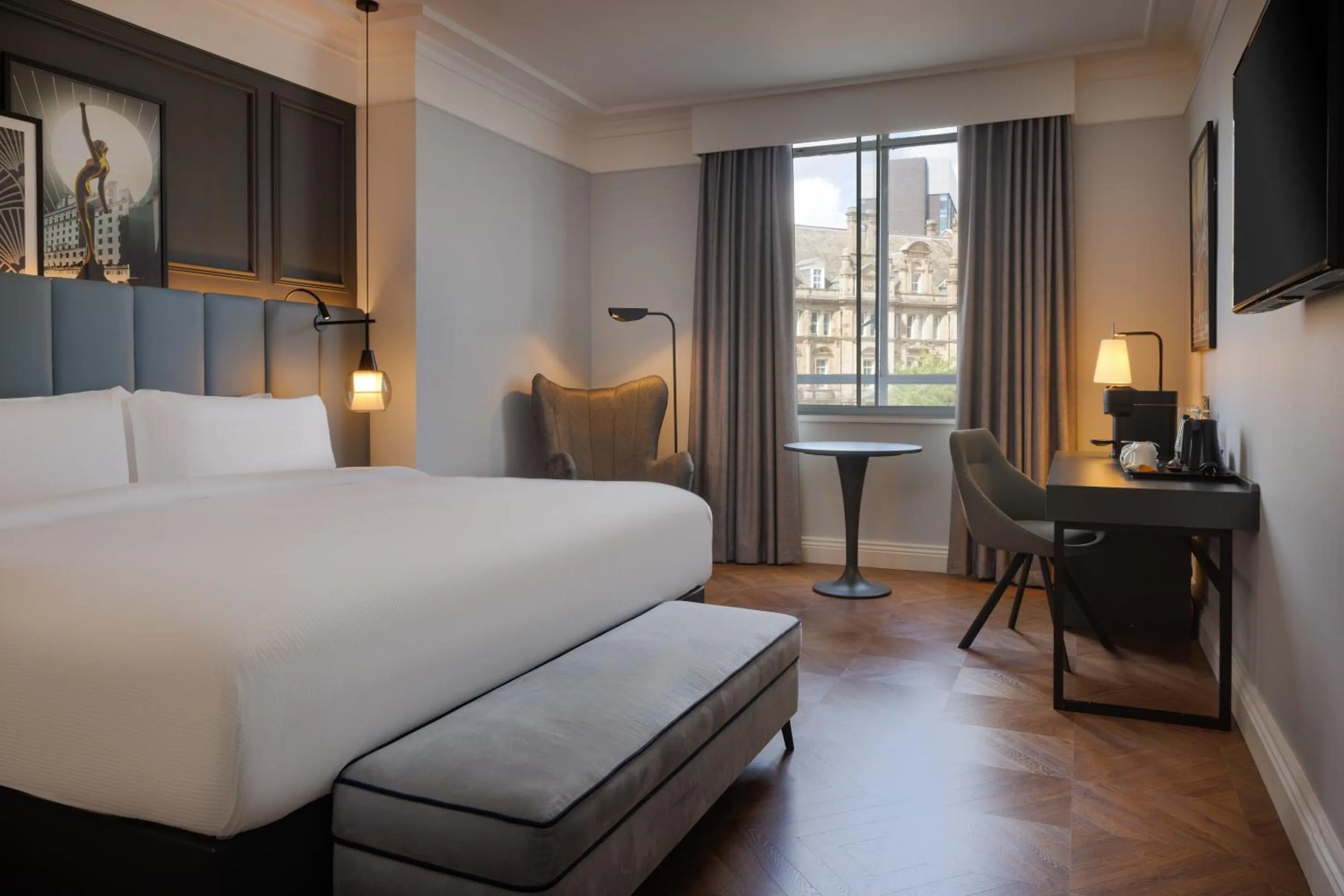 Bedroom, Bed in The Queens Hotel