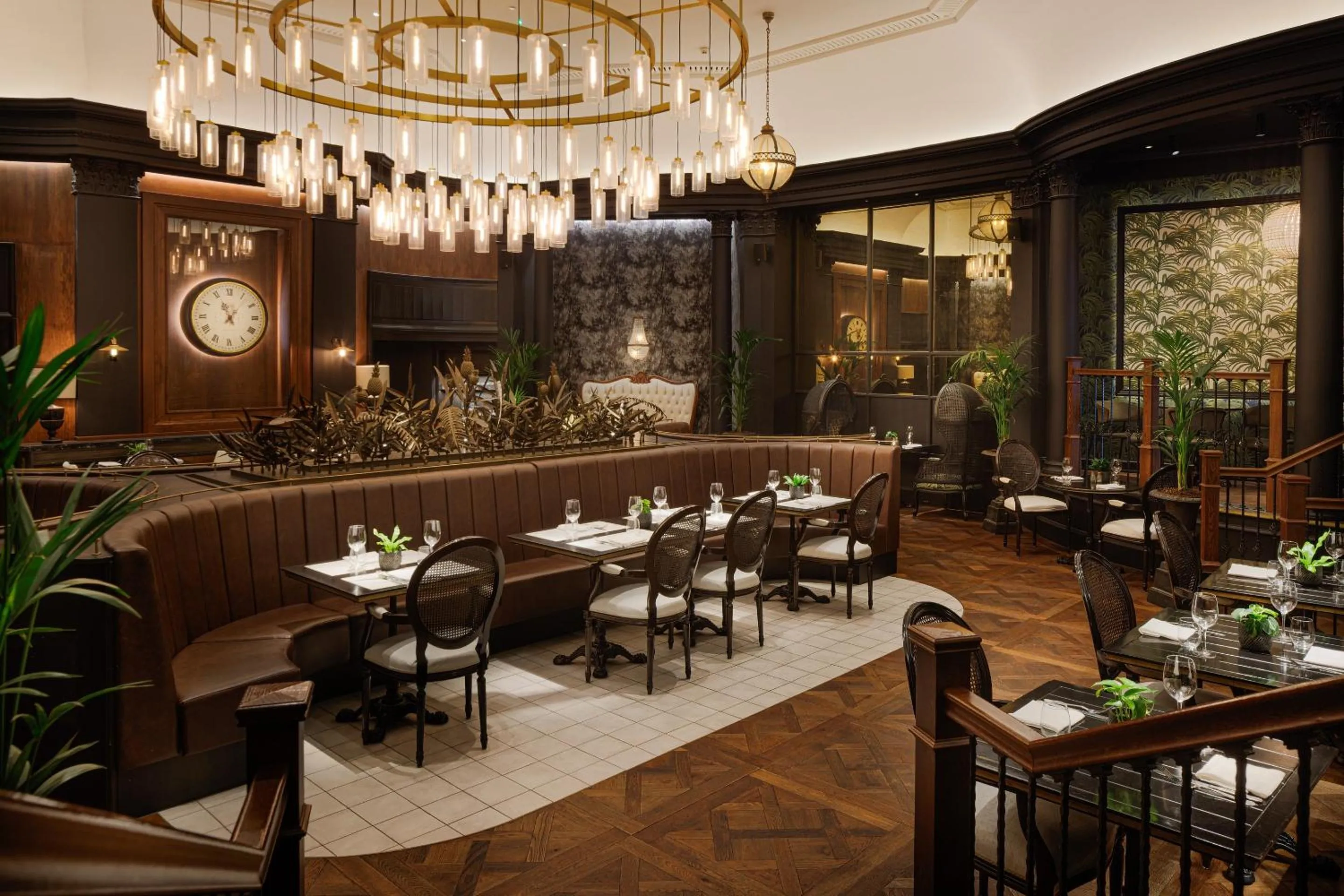 Restaurant/places to eat in The Queens Hotel