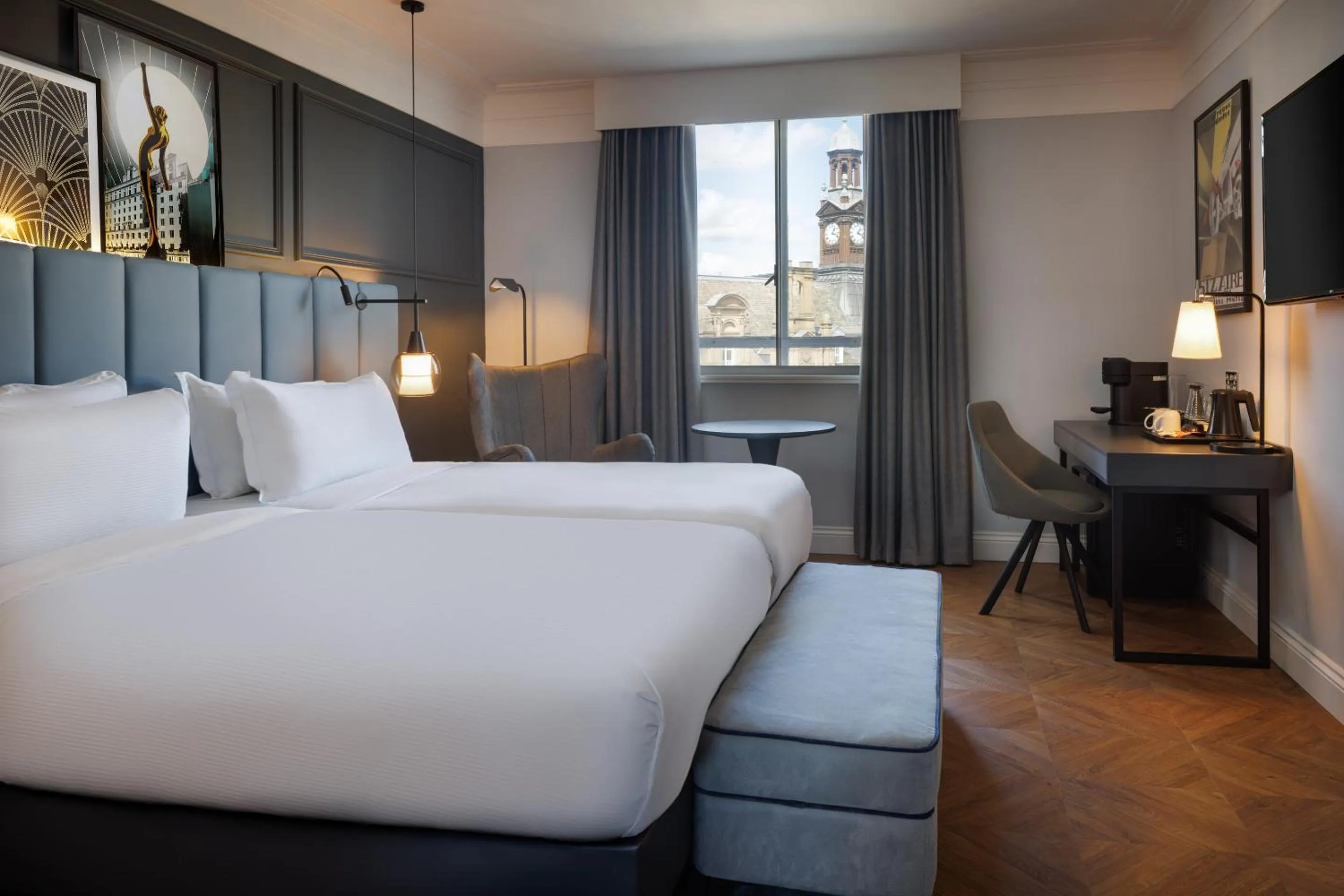 Bedroom, Bed in The Queens Hotel