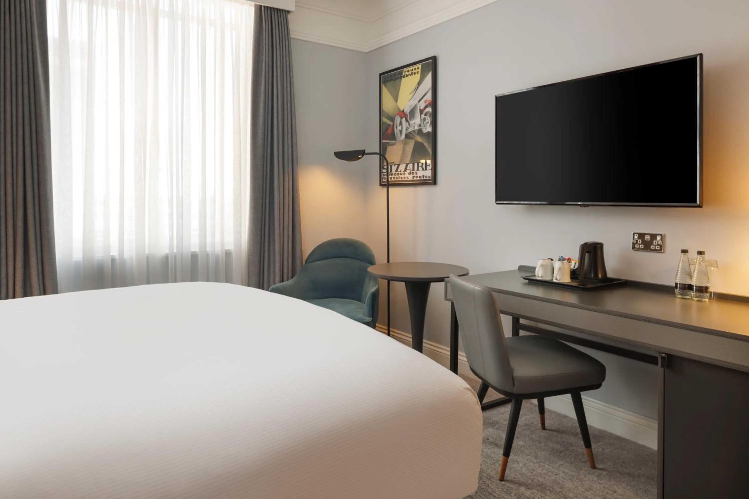 Bedroom, Bed in The Queens Hotel