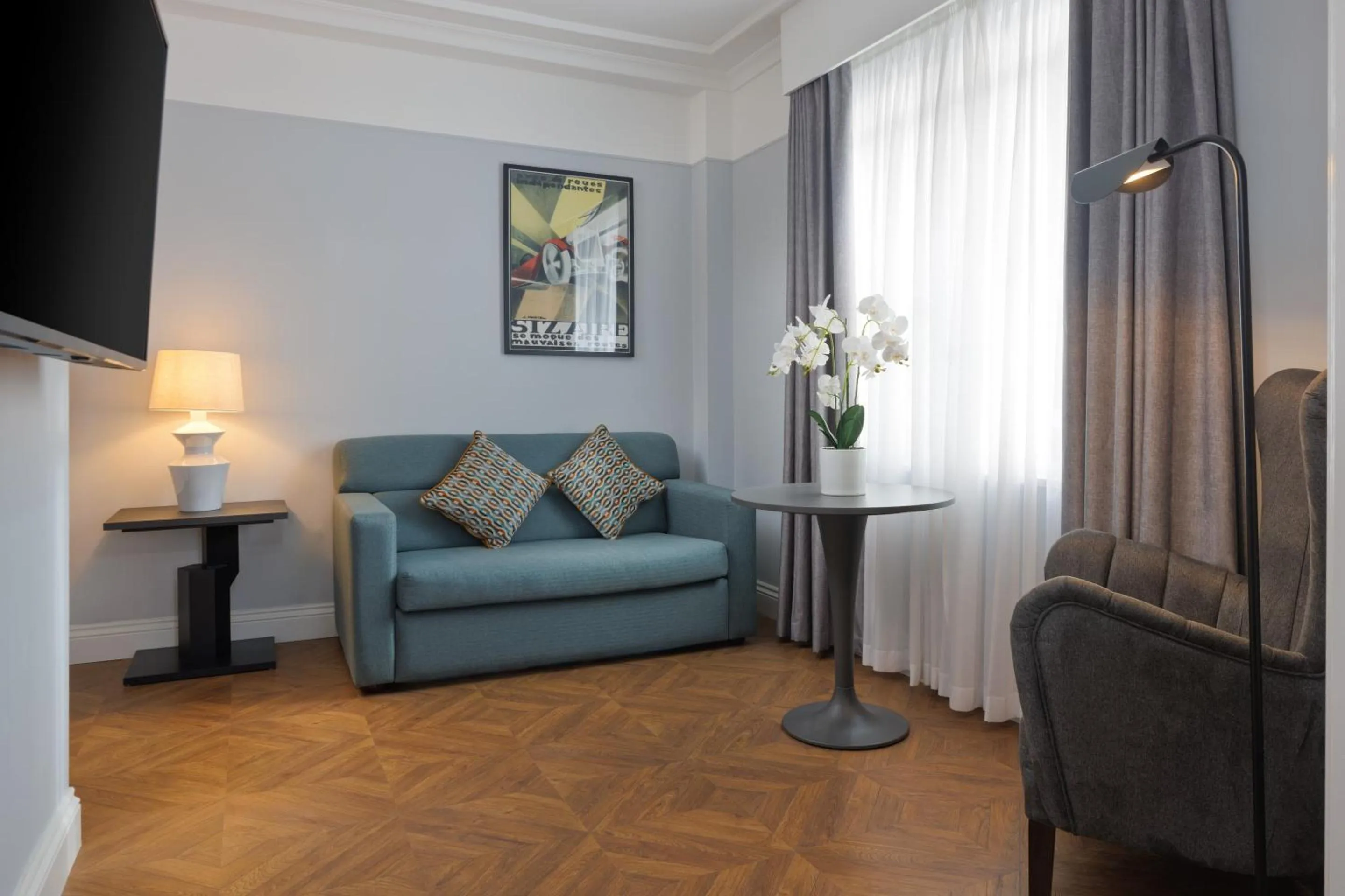 Living room in The Queens Hotel