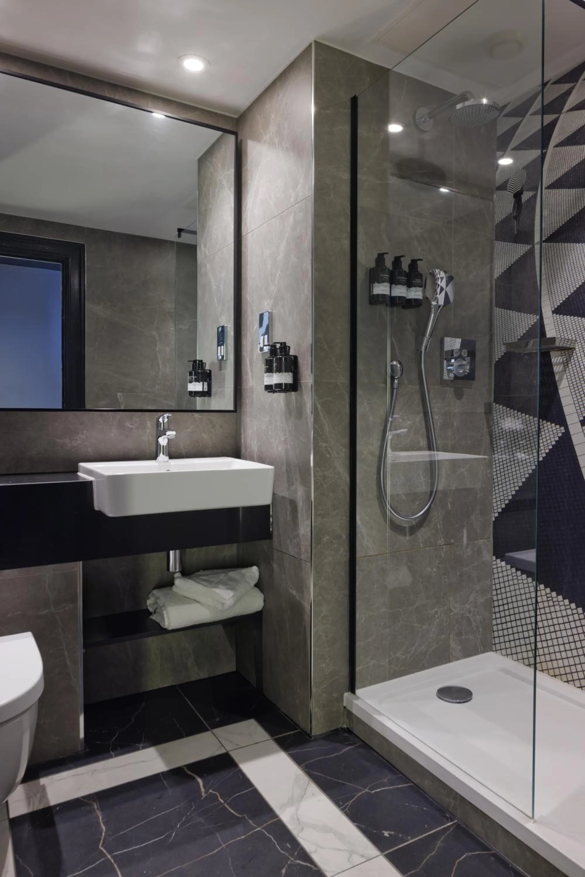 Bathroom in The Queens Hotel