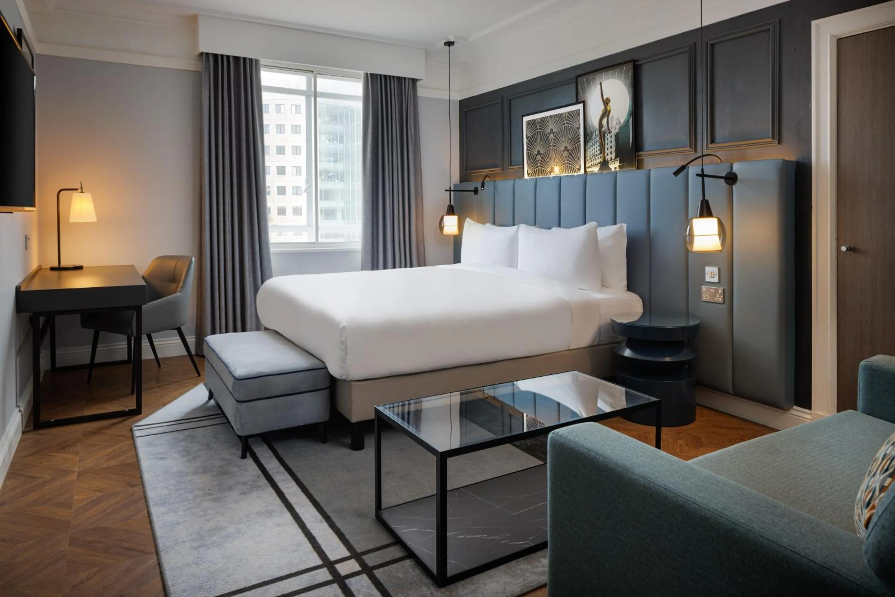 Bedroom, Bed in The Queens Hotel