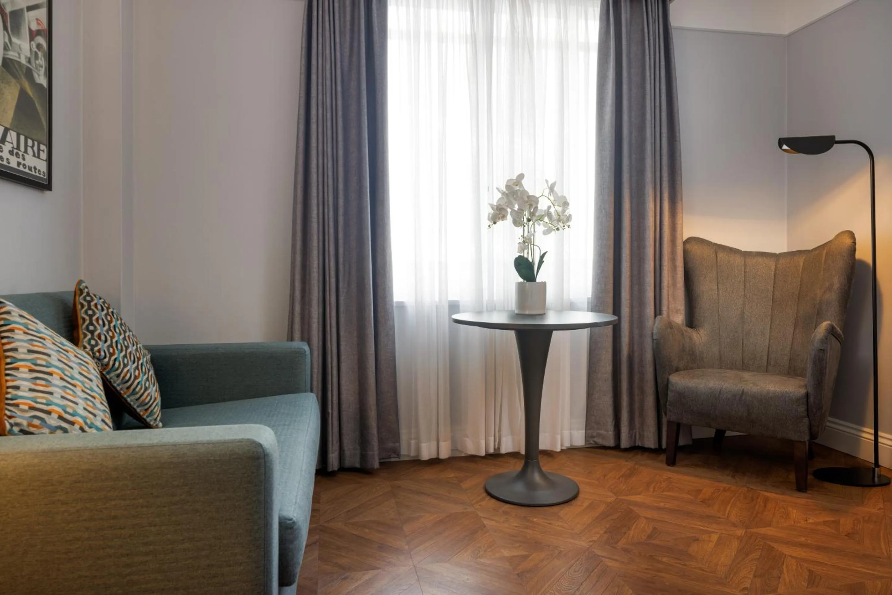 Living room in The Queens Hotel