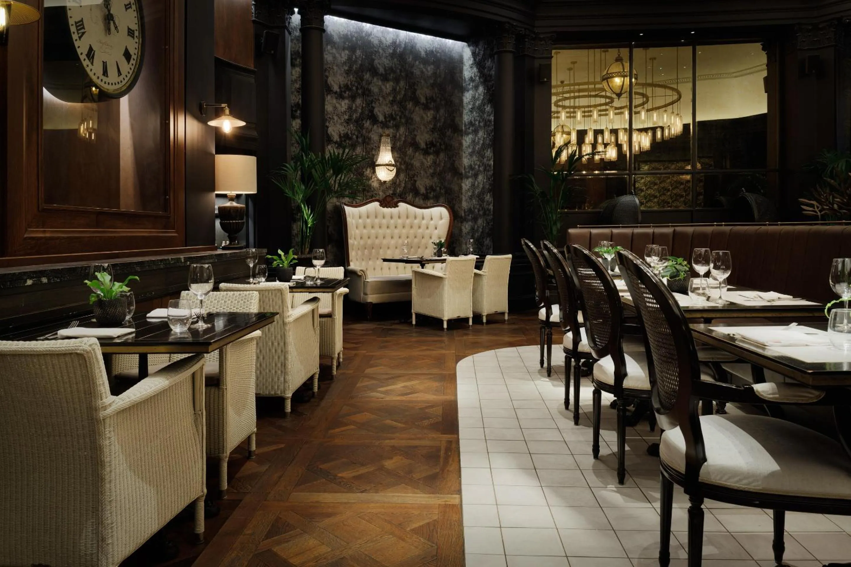 Restaurant/places to eat in The Queens Hotel