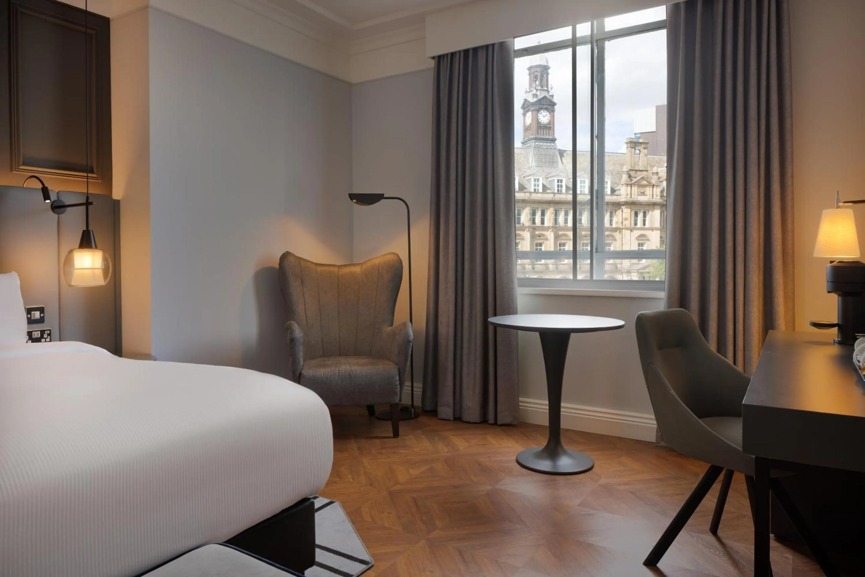 Bedroom, Bed in The Queens Hotel