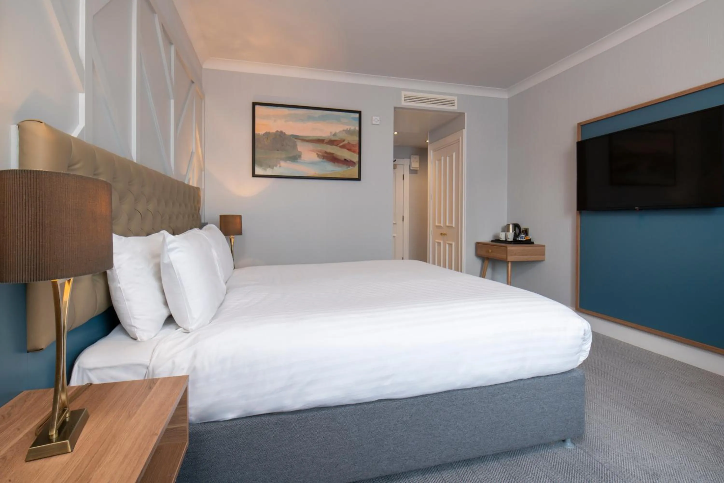 TV and multimedia, Bed in The Queen at Chester Hotel, BW Premier Collection