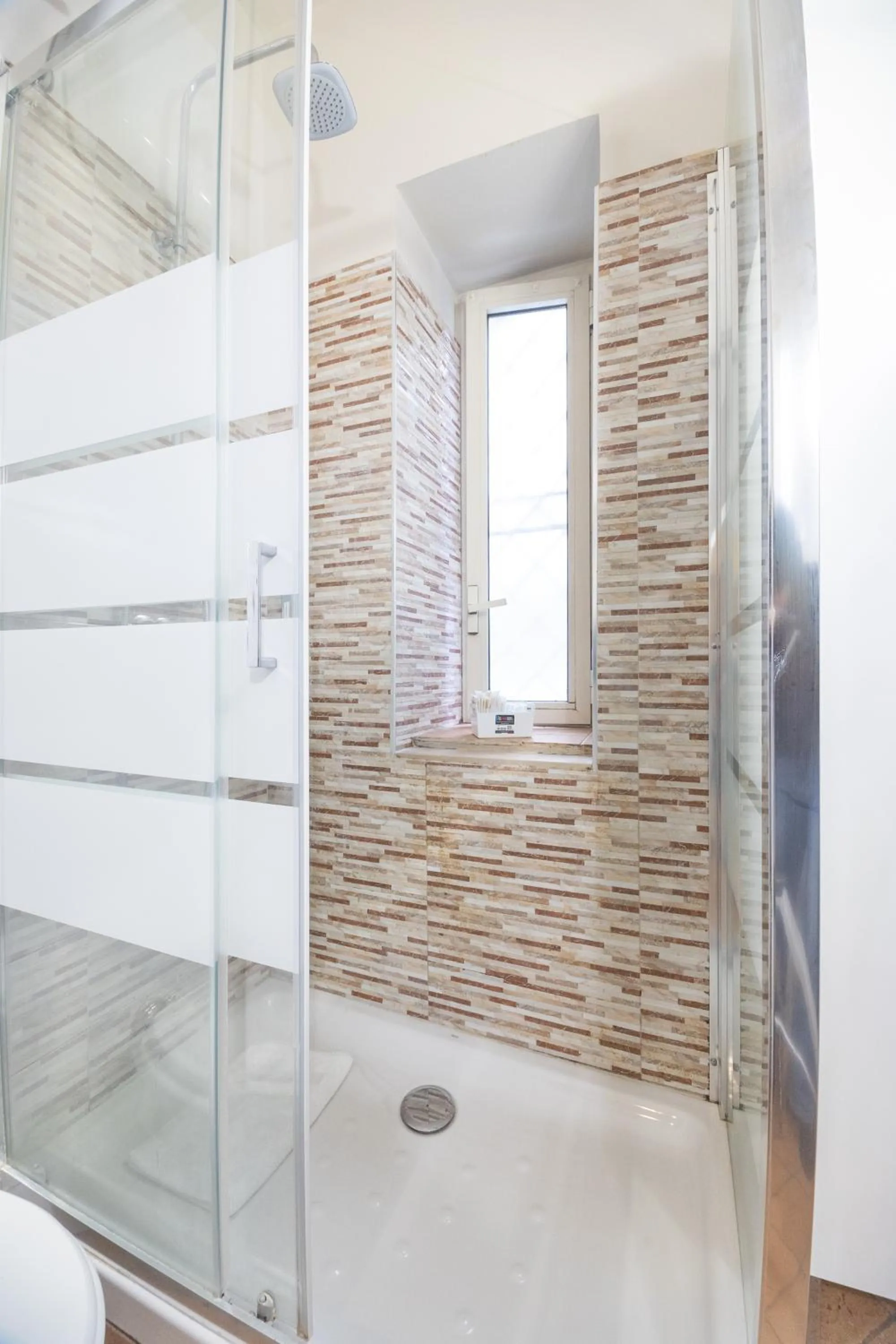Shower in Le Piazze di Roma Sweet Apartment