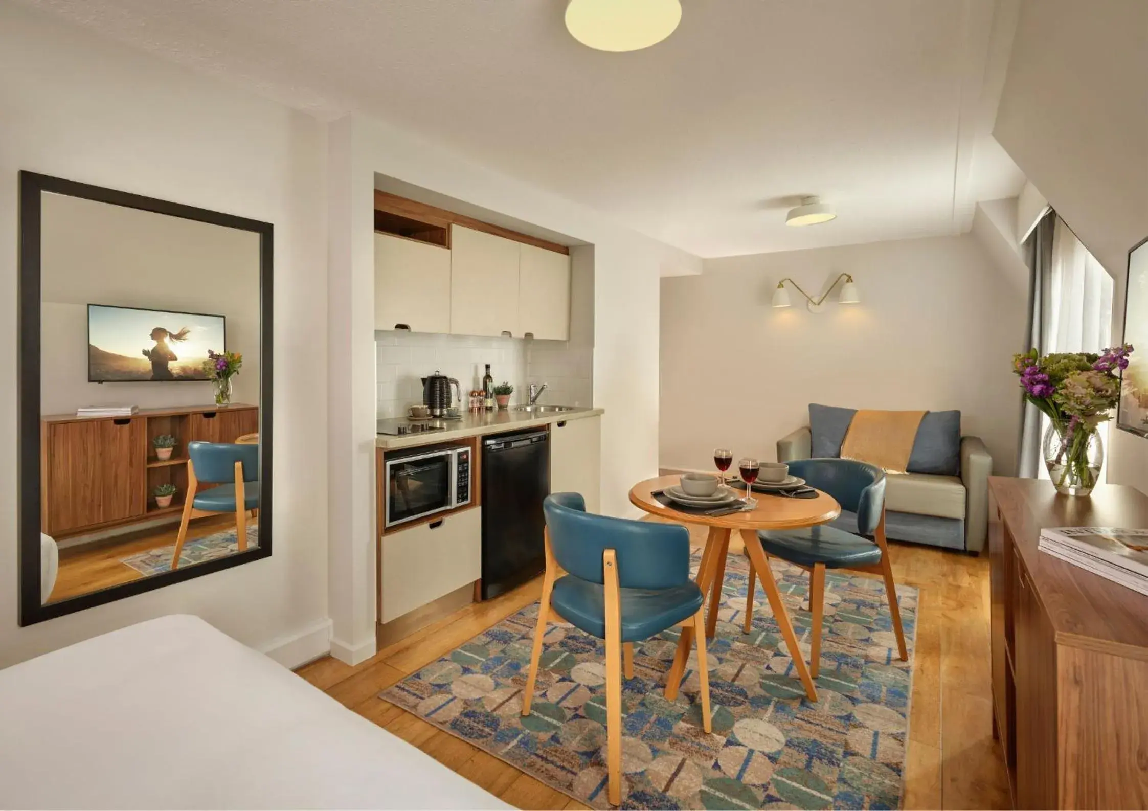 Photo of the whole room, Bed in Citadines Barbican London Photo of the whole room, Bed in Citadines Barbican London