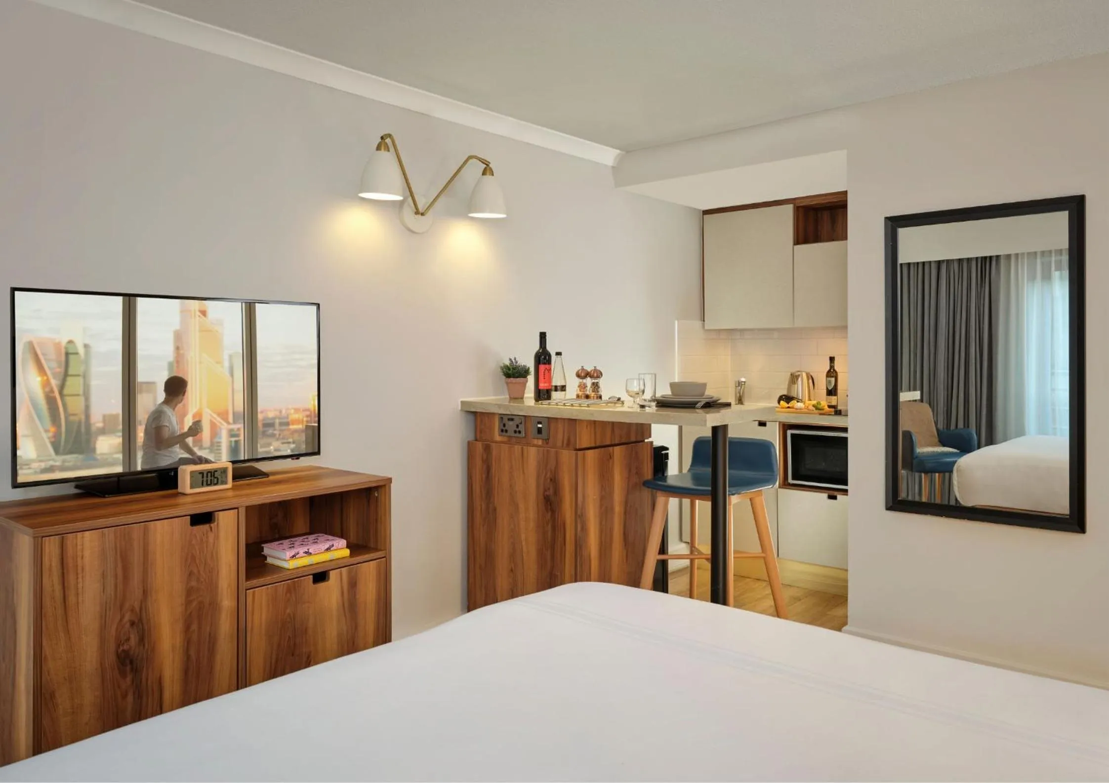 Dining area, Bed in Citadines Barbican London