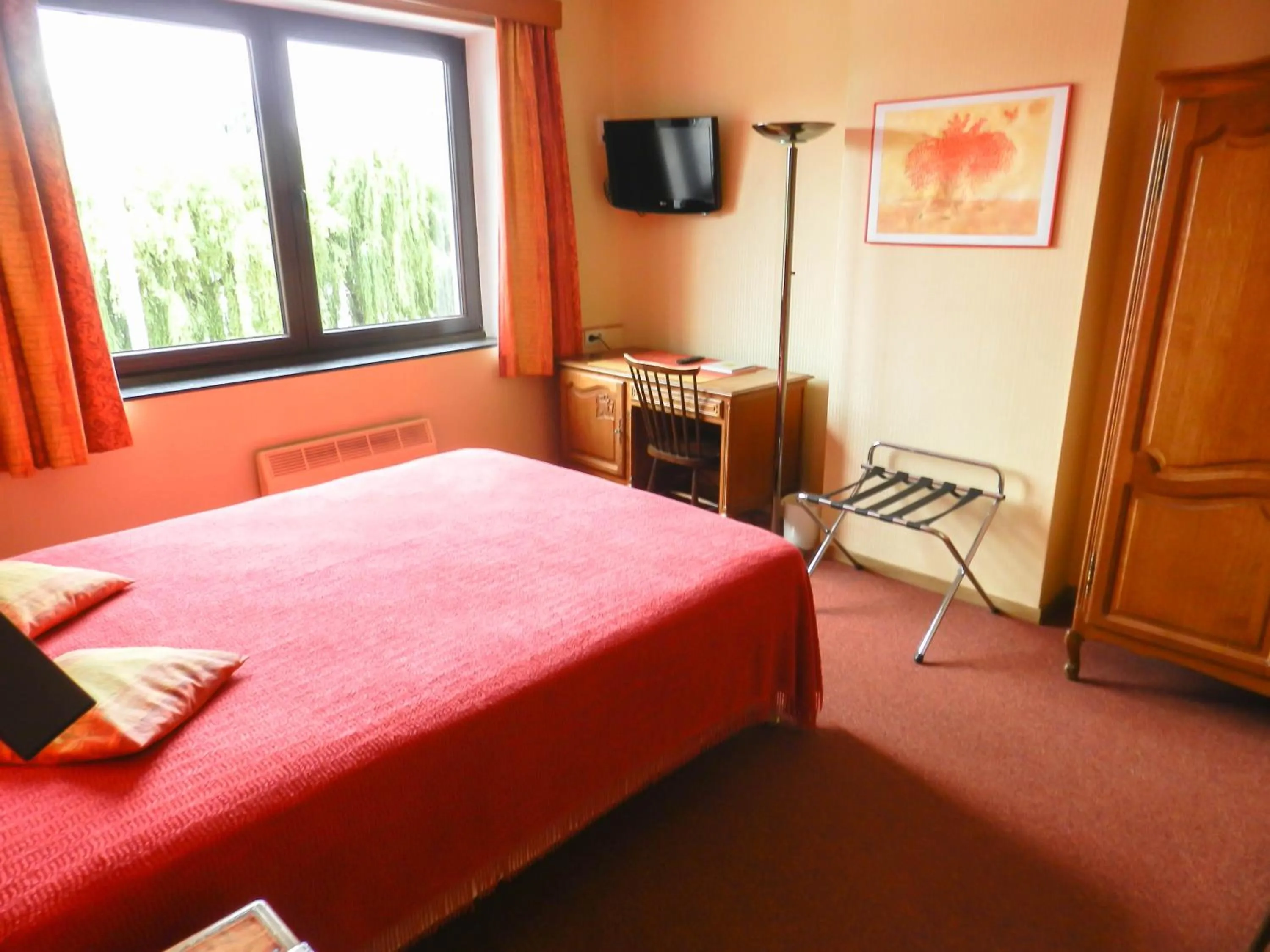 Shower, Bed in Hôtel du Fort