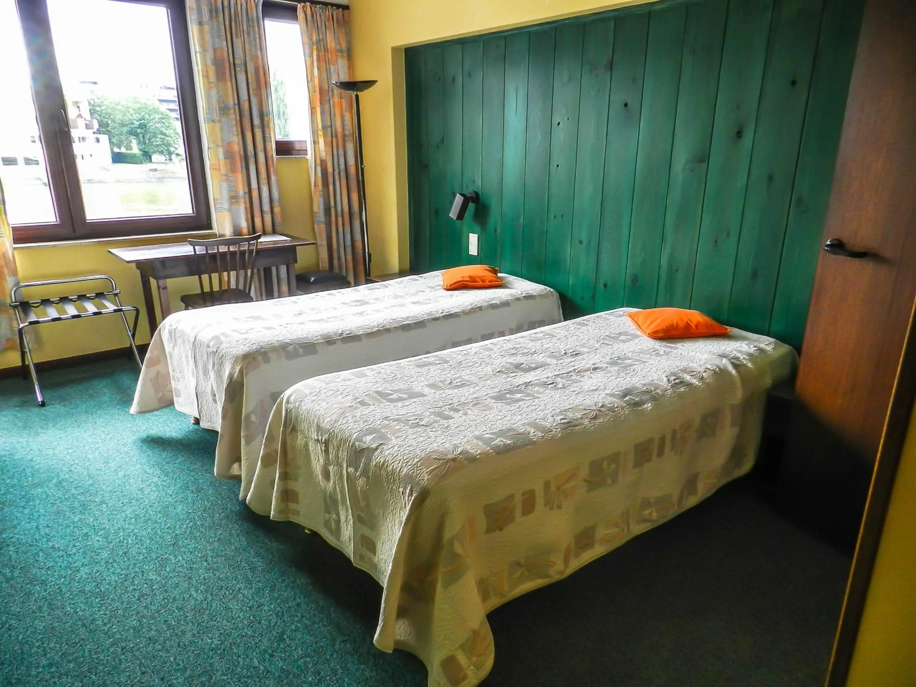 Shower, Bed in Hôtel du Fort