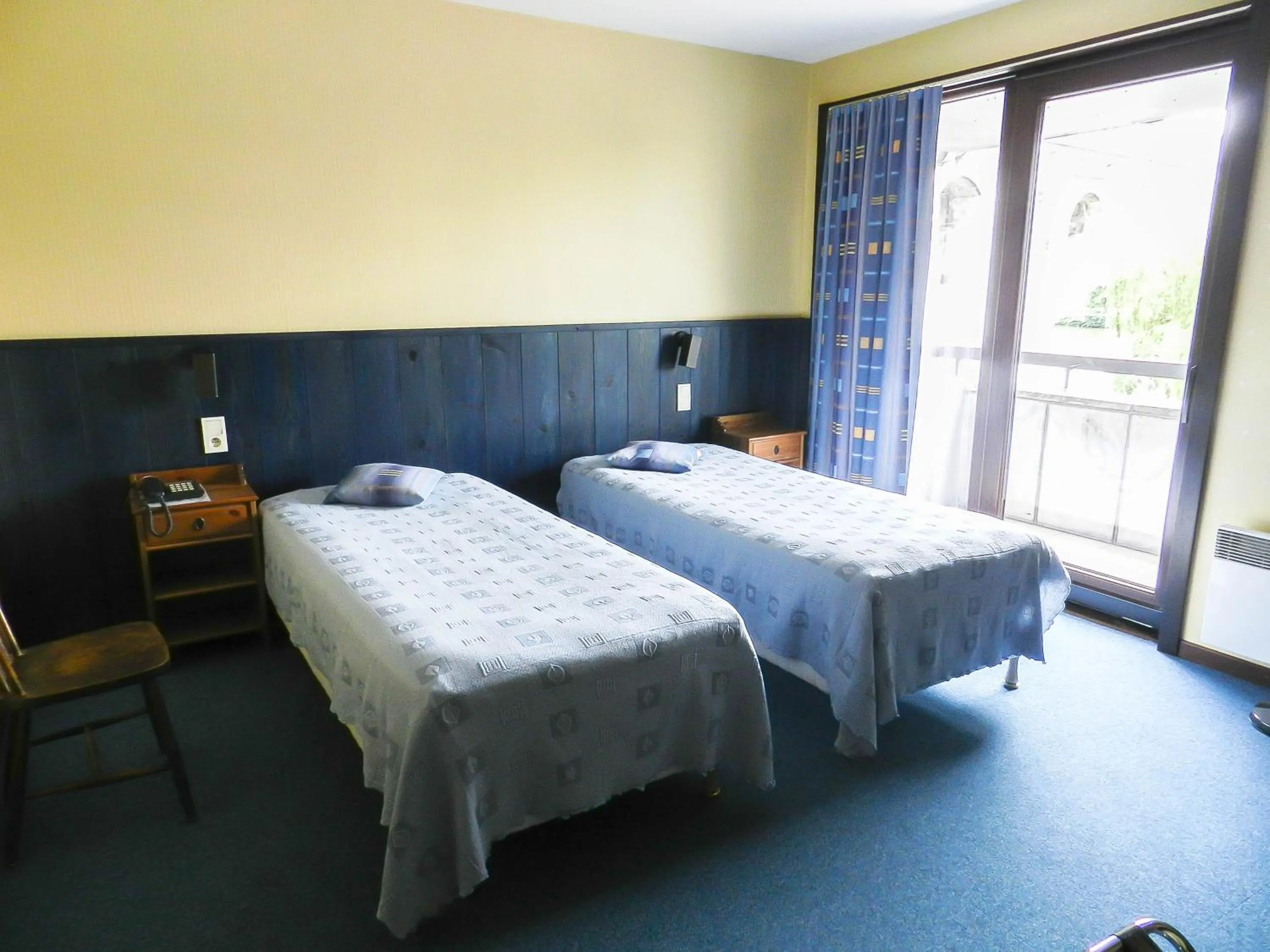 Shower, Bed in Hôtel du Fort