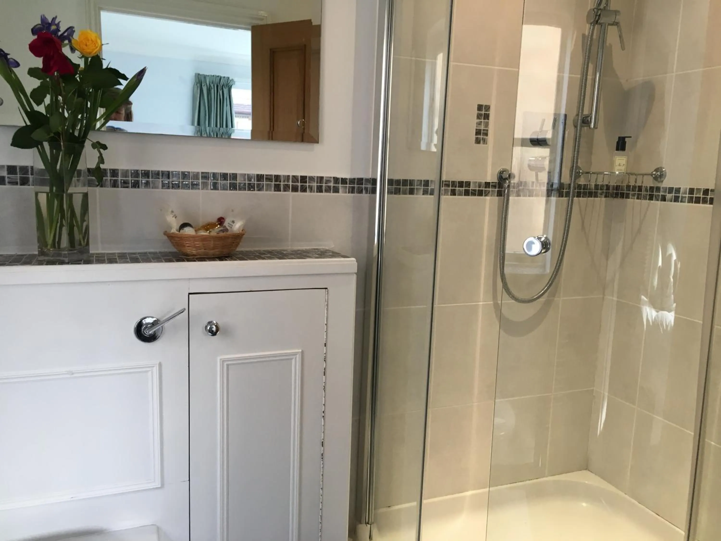 Bathroom in 5 Charlton Mill Way B&B