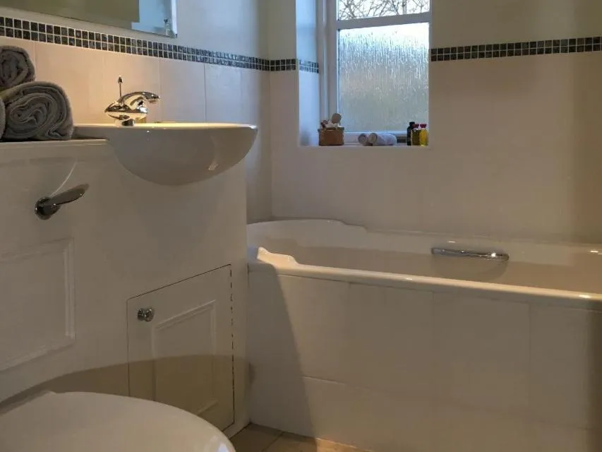 Bathroom in 5 Charlton Mill Way B&B