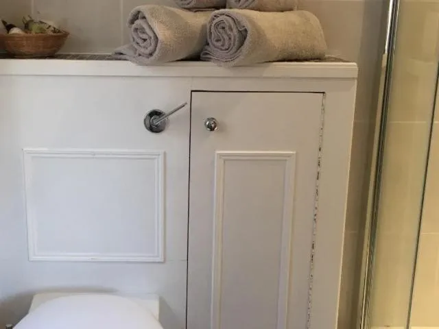 Bathroom in 5 Charlton Mill Way B&B