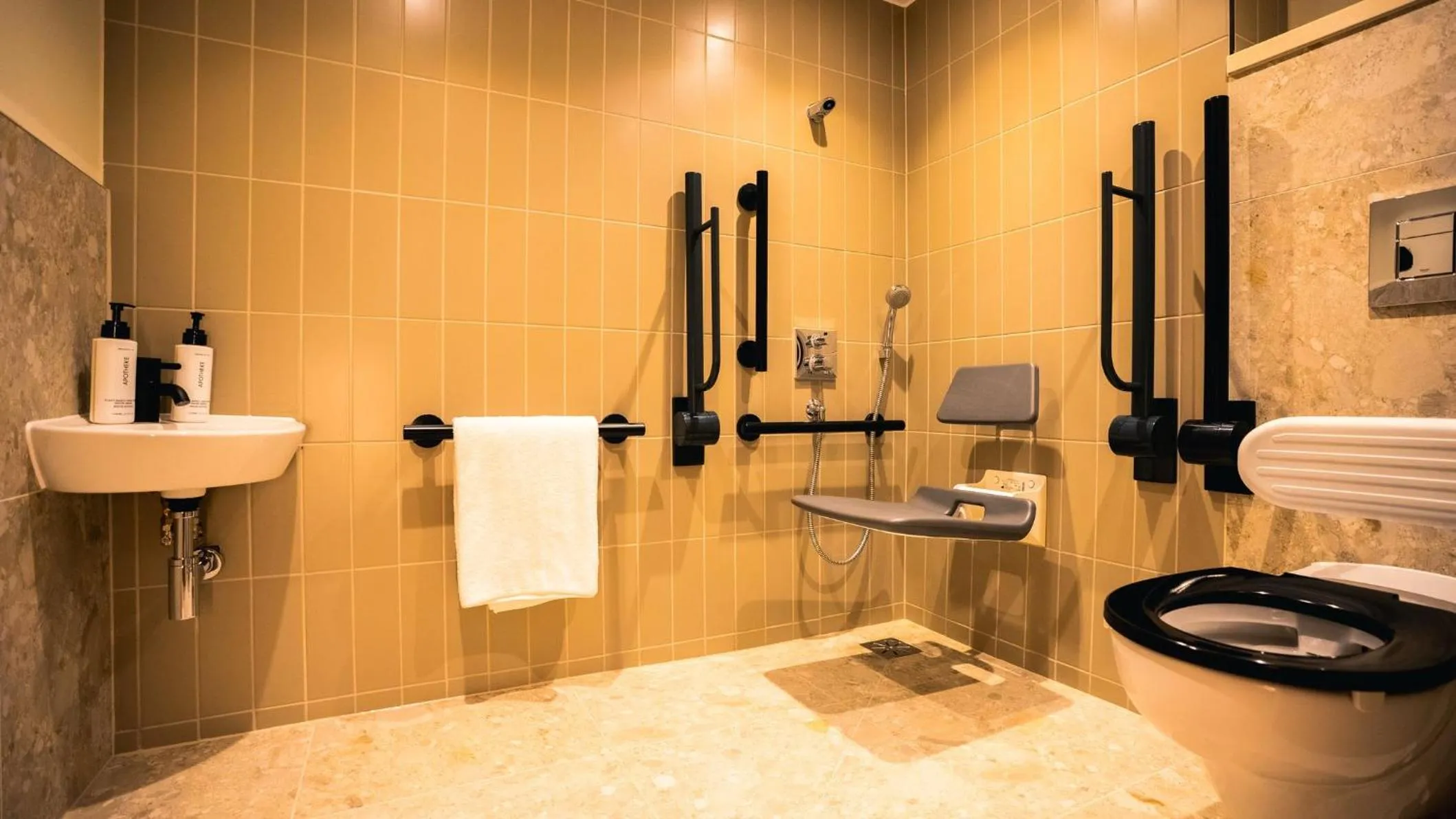 Bathroom in Holiday Inn London Camden Lock by IHG