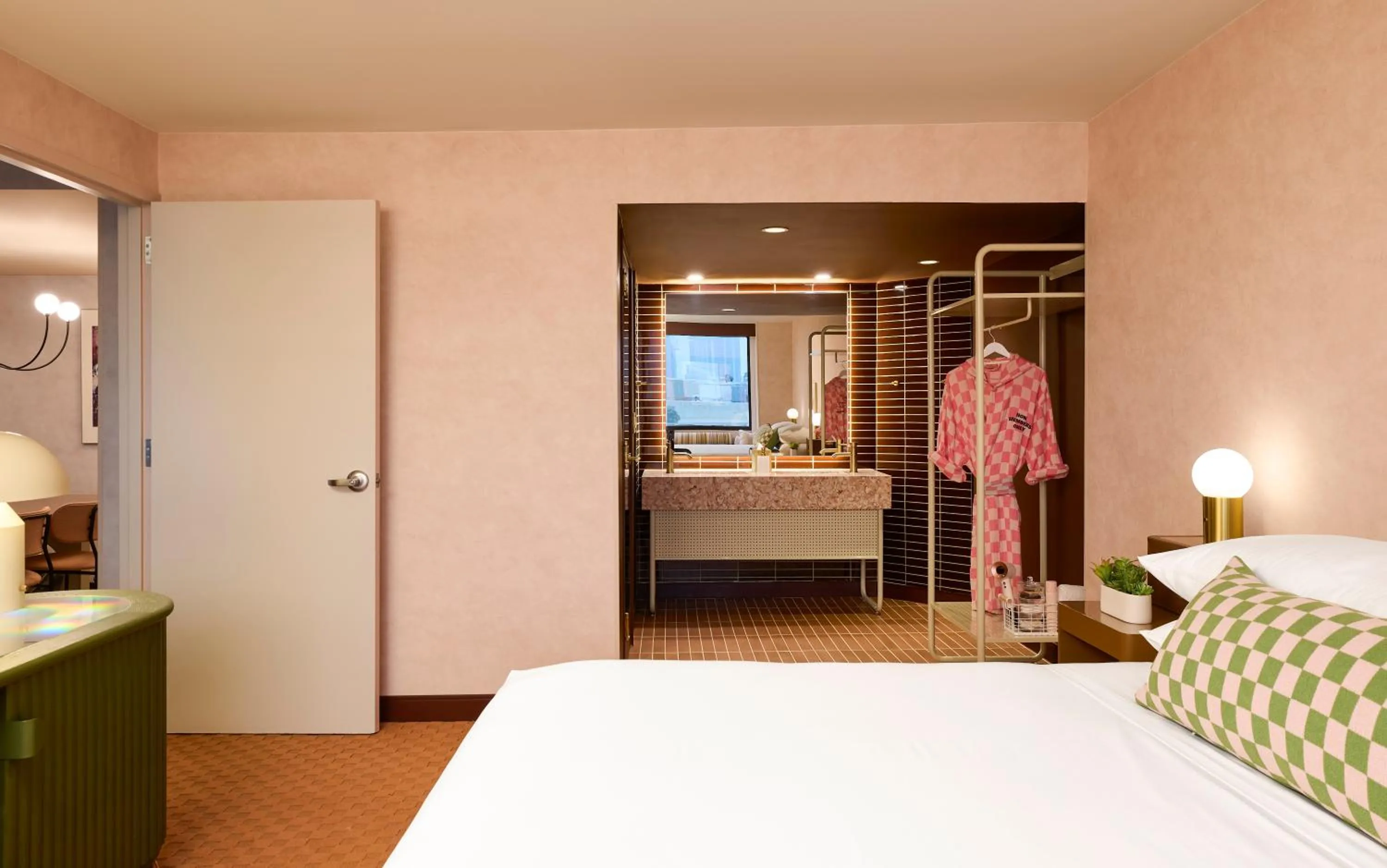 Bathroom, Bed in Downright Austin, A Renaissance Hotel