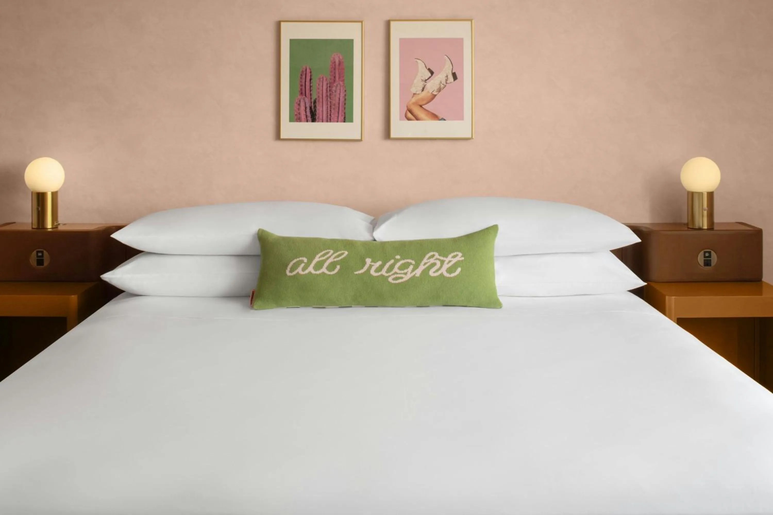 Photo of the whole room, Bed in Downright Austin, A Renaissance Hotel