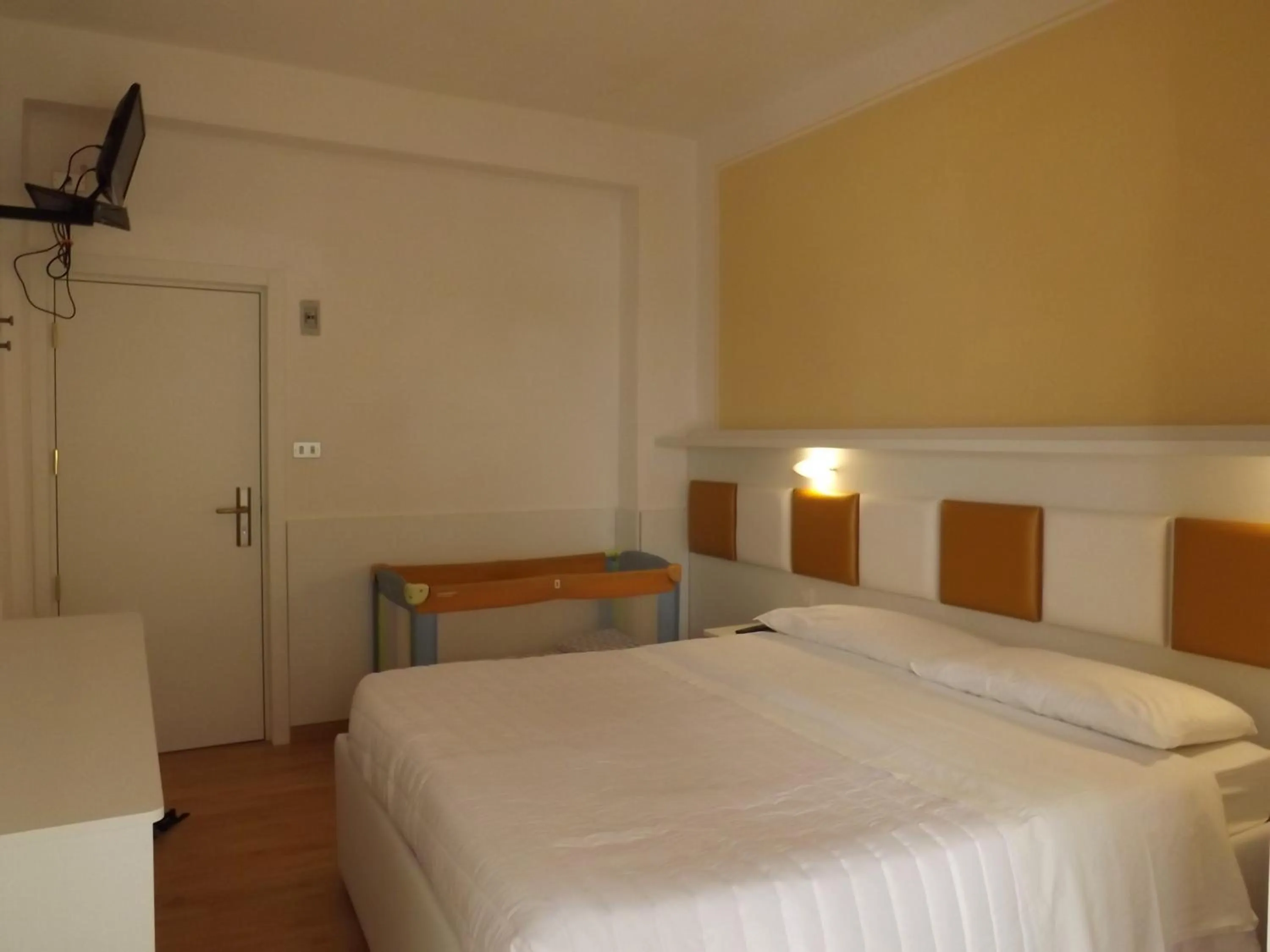 cot, Bed in Hotel Gioiosa