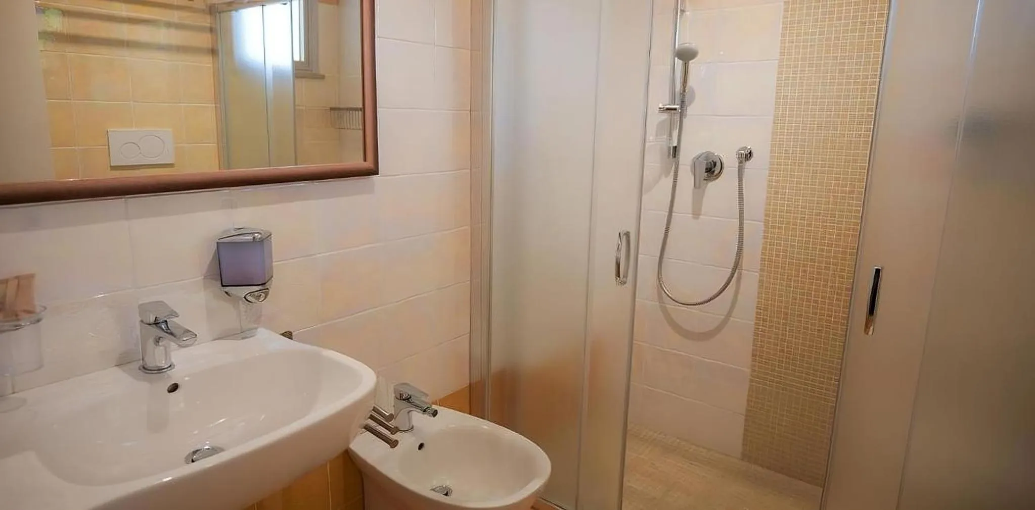 Shower in Hotel Gioiosa