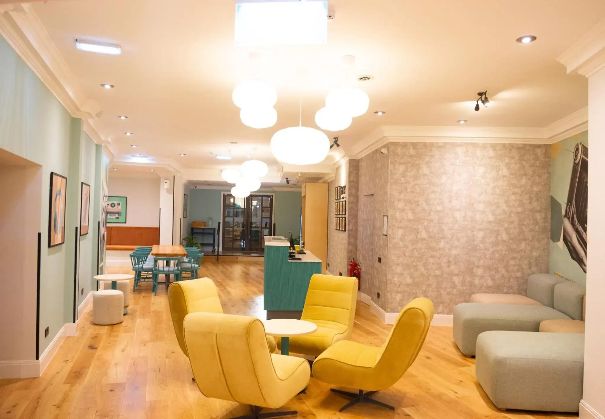 Lounge or bar in Garner Hotel Reading City Centre, an IHG Hotel Lounge or bar in Garner Hotel Reading City Centre, an IHG Hotel