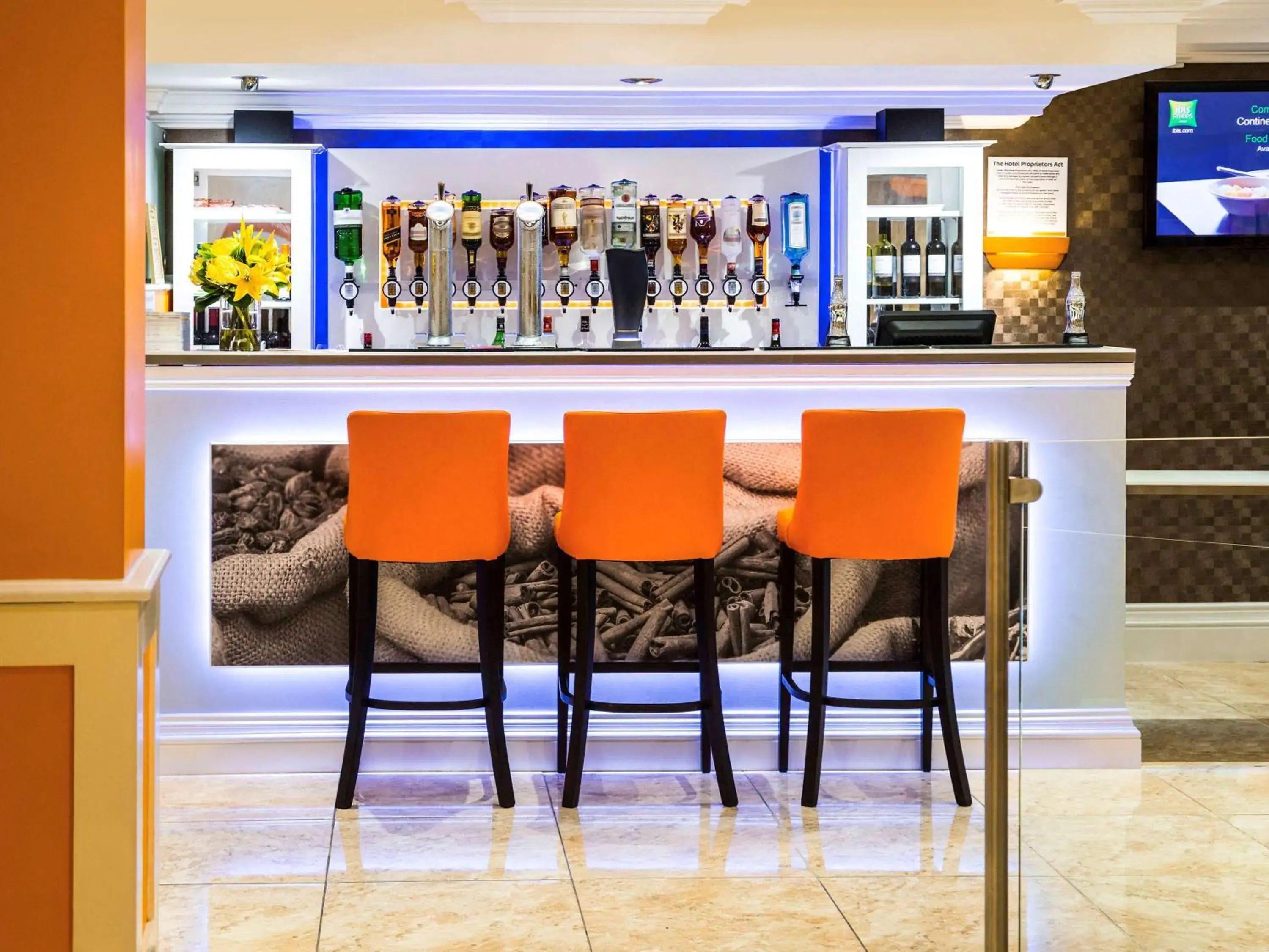 Property building, Lounge/Bar in ibis Styles Reading Centre