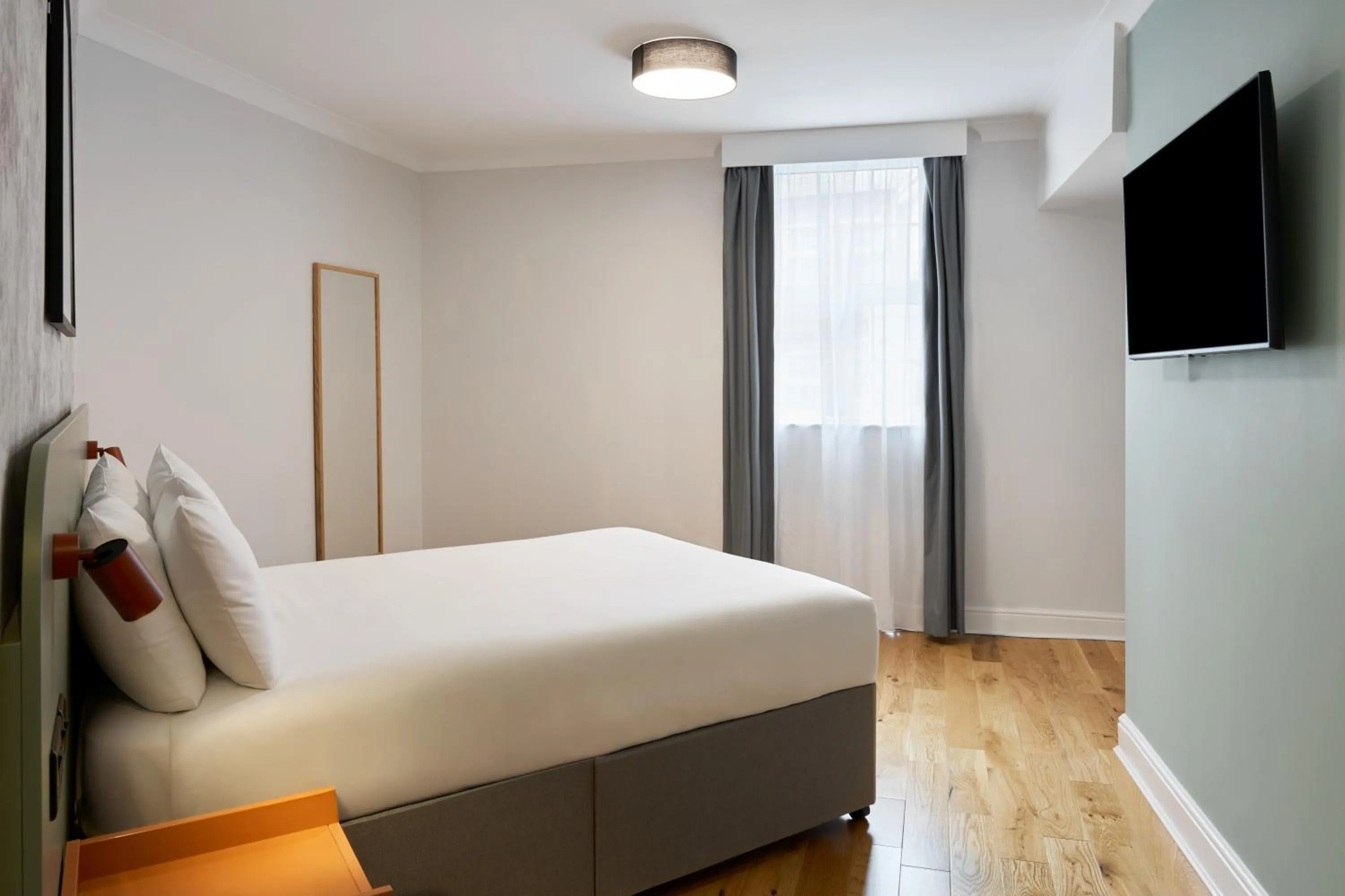 Bed in Garner Hotel Reading City Centre, an IHG Hotel