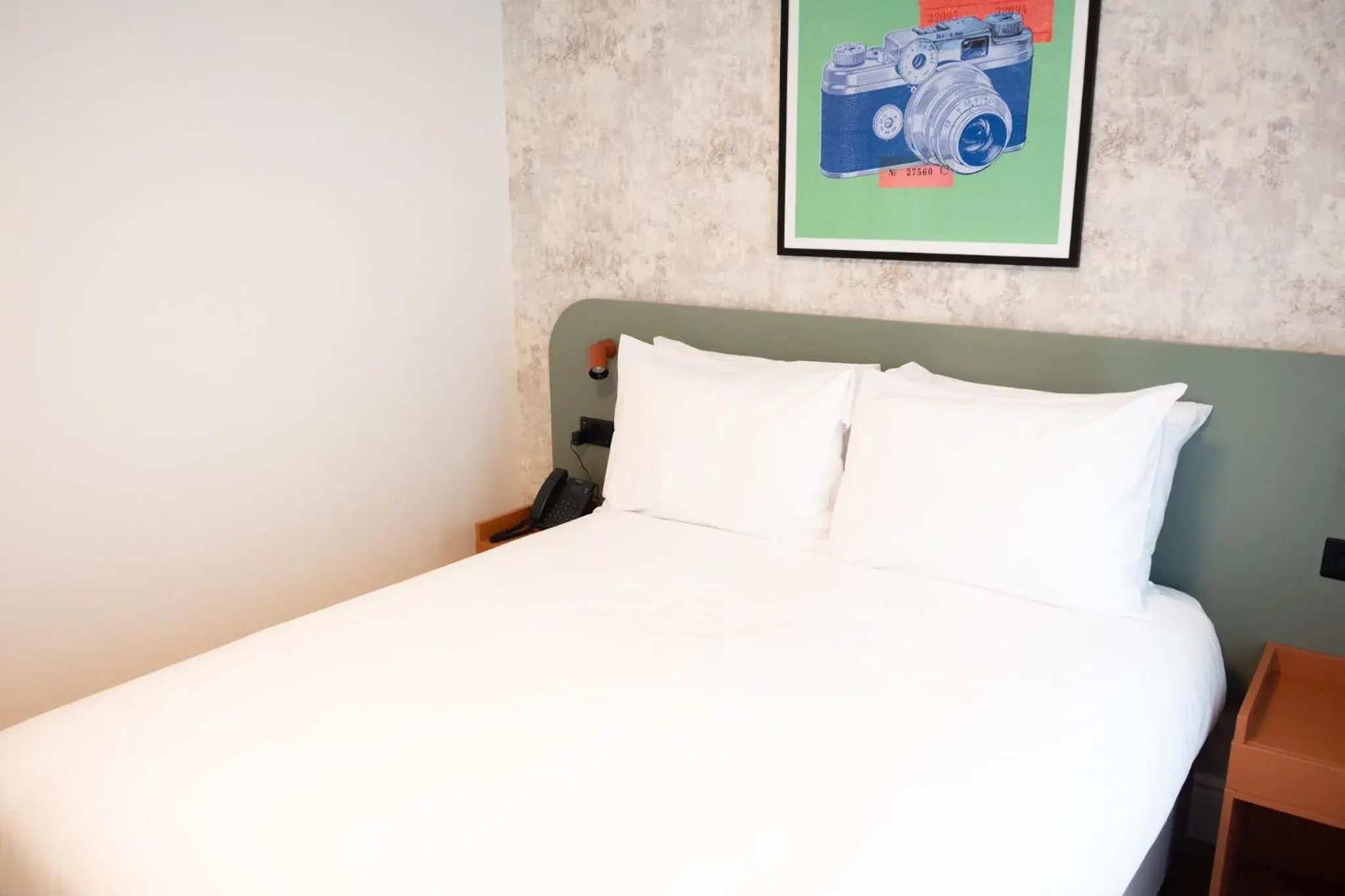 Photo of the whole room, Bed in Garner Hotel Reading City Centre, an IHG Hotel Photo of the whole room, Bed in Garner Hotel Reading City Centre, an IHG Hotel