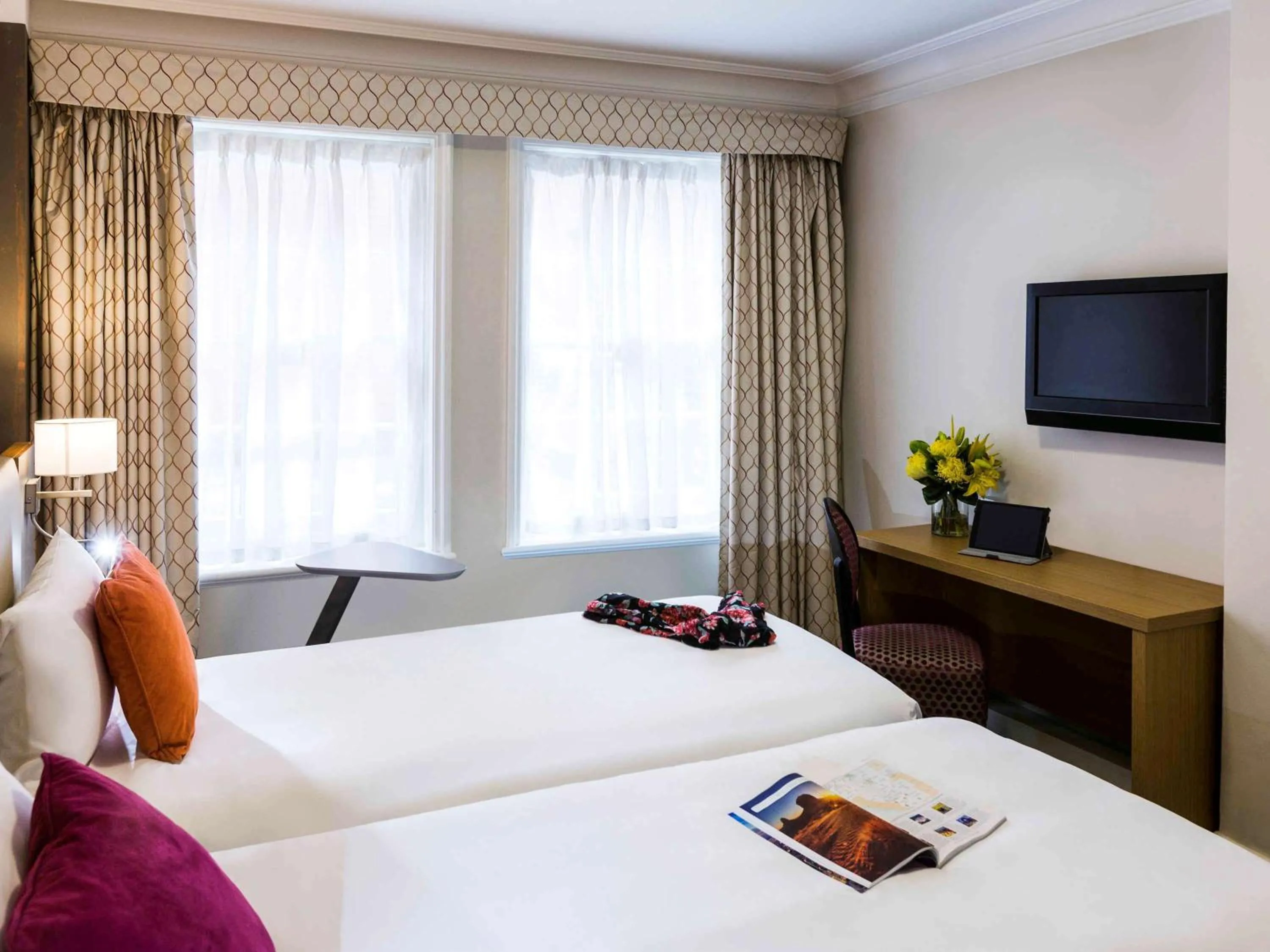 Photo of the whole room, TV/Entertainment Center in ibis Styles Reading Centre