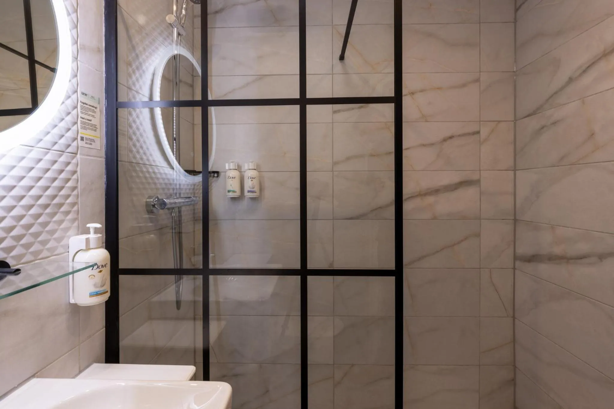 Bathroom in Garner Hotel Reading City Centre, an IHG Hotel