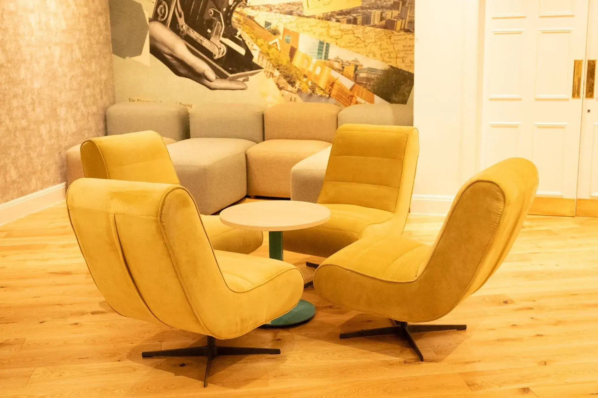 Lounge or bar in Garner Hotel Reading City Centre, an IHG Hotel Lounge or bar in Garner Hotel Reading City Centre, an IHG Hotel