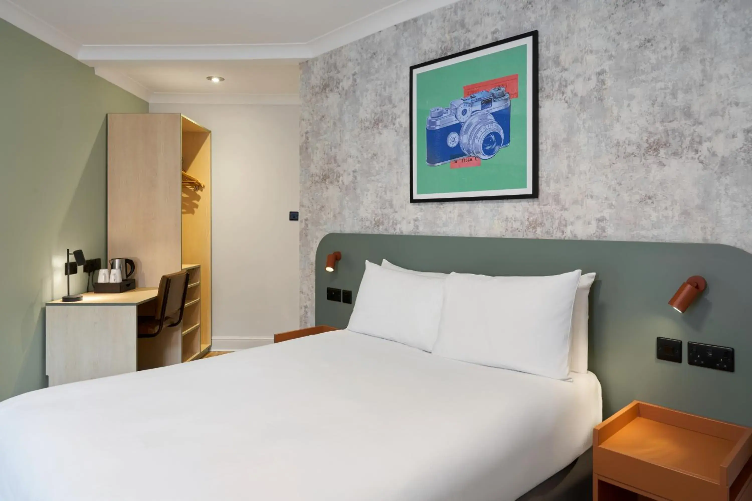 Bed in Garner Hotel Reading City Centre, an IHG Hotel Bed in Garner Hotel Reading City Centre, an IHG Hotel