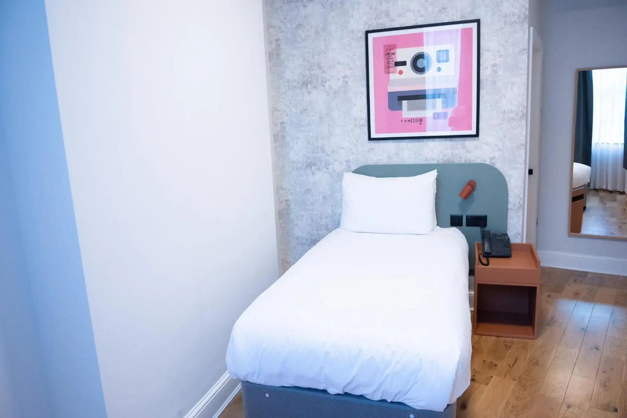 Photo of the whole room, Bed in Garner Hotel Reading City Centre, an IHG Hotel Photo of the whole room, Bed in Garner Hotel Reading City Centre, an IHG Hotel