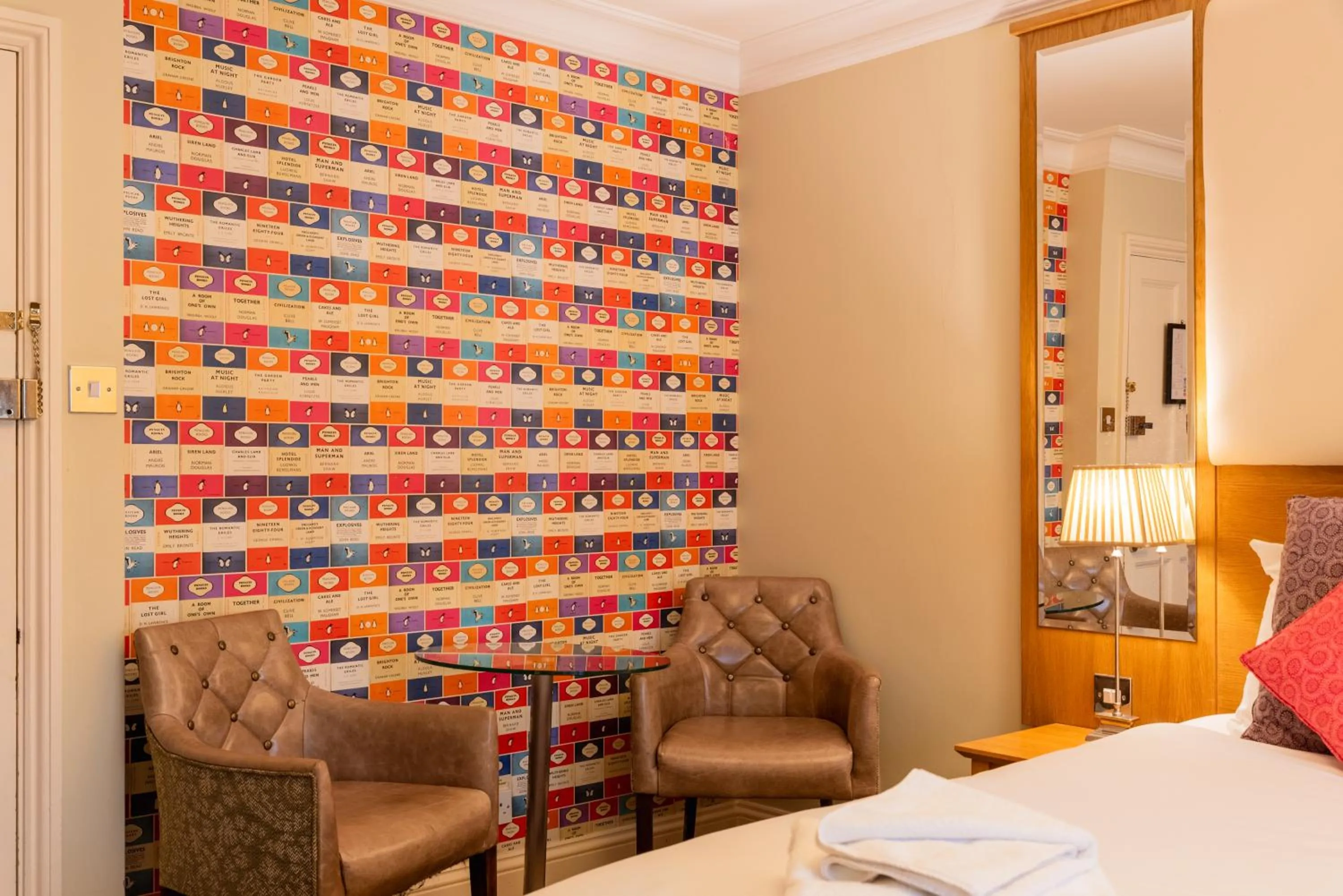 Living room, Bed in Banbury Wroxton House Hotel