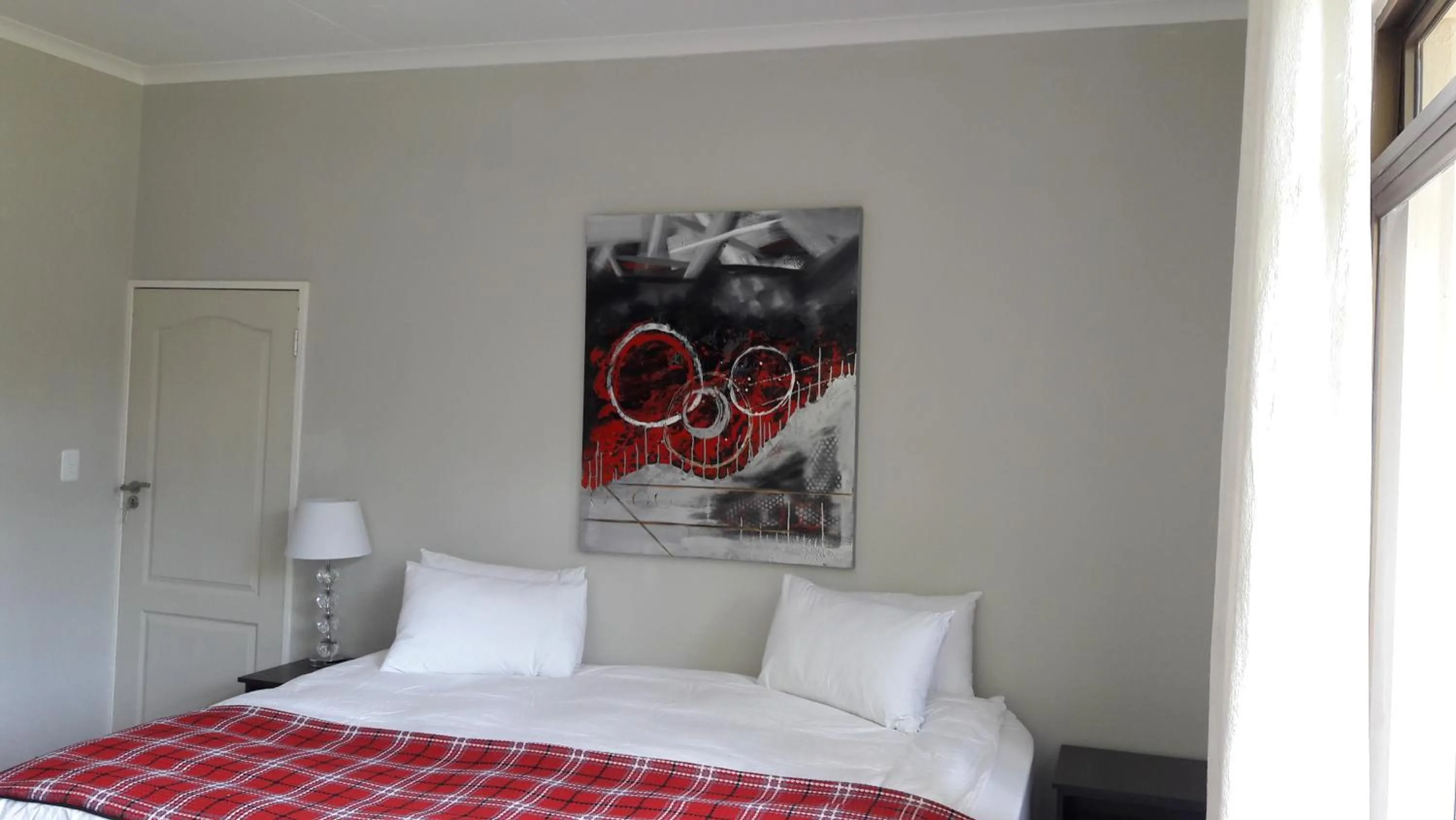 Shower, Bed in Willow Banks Lodge