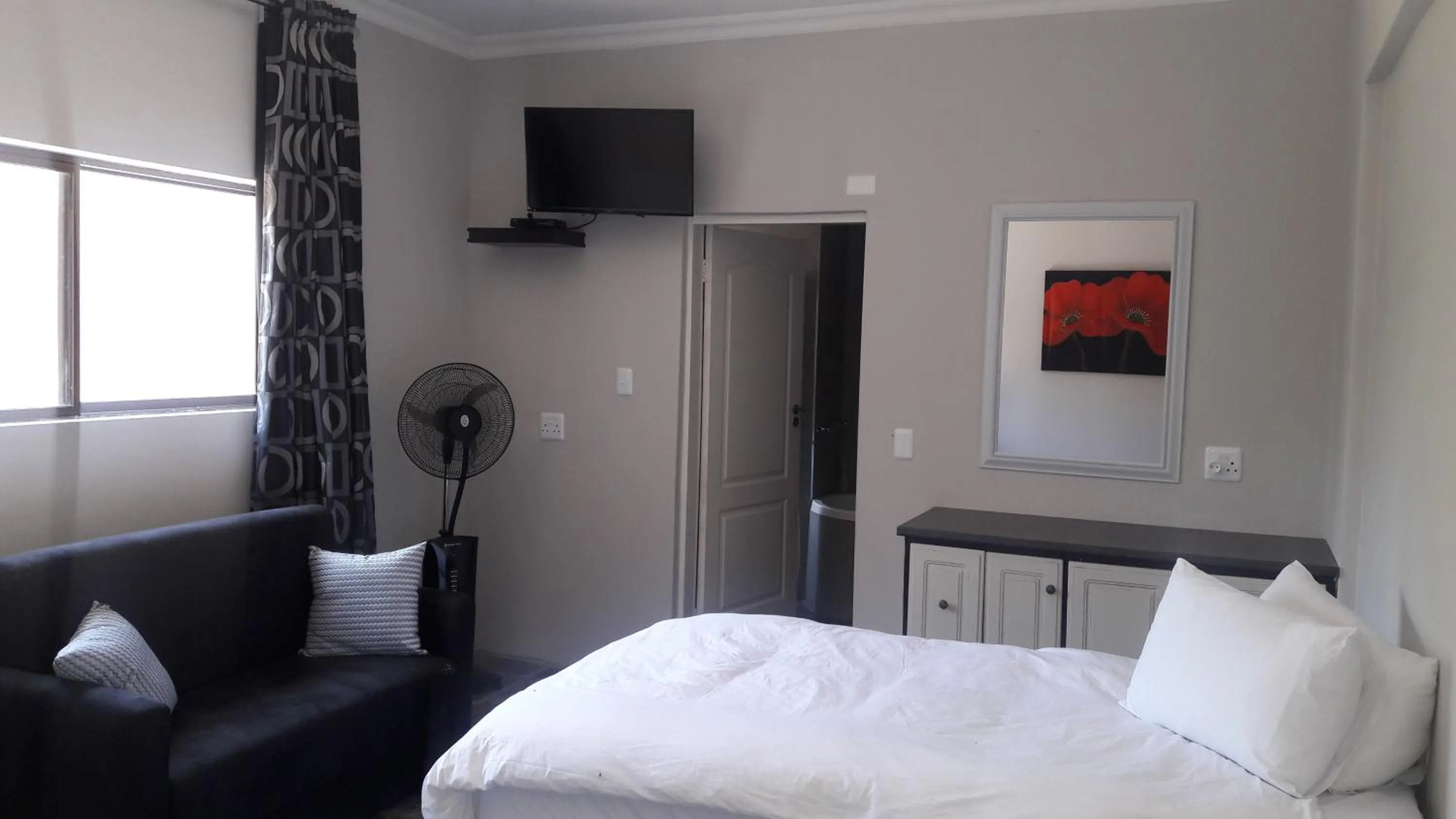 Shower, Bed in Willow Banks Lodge