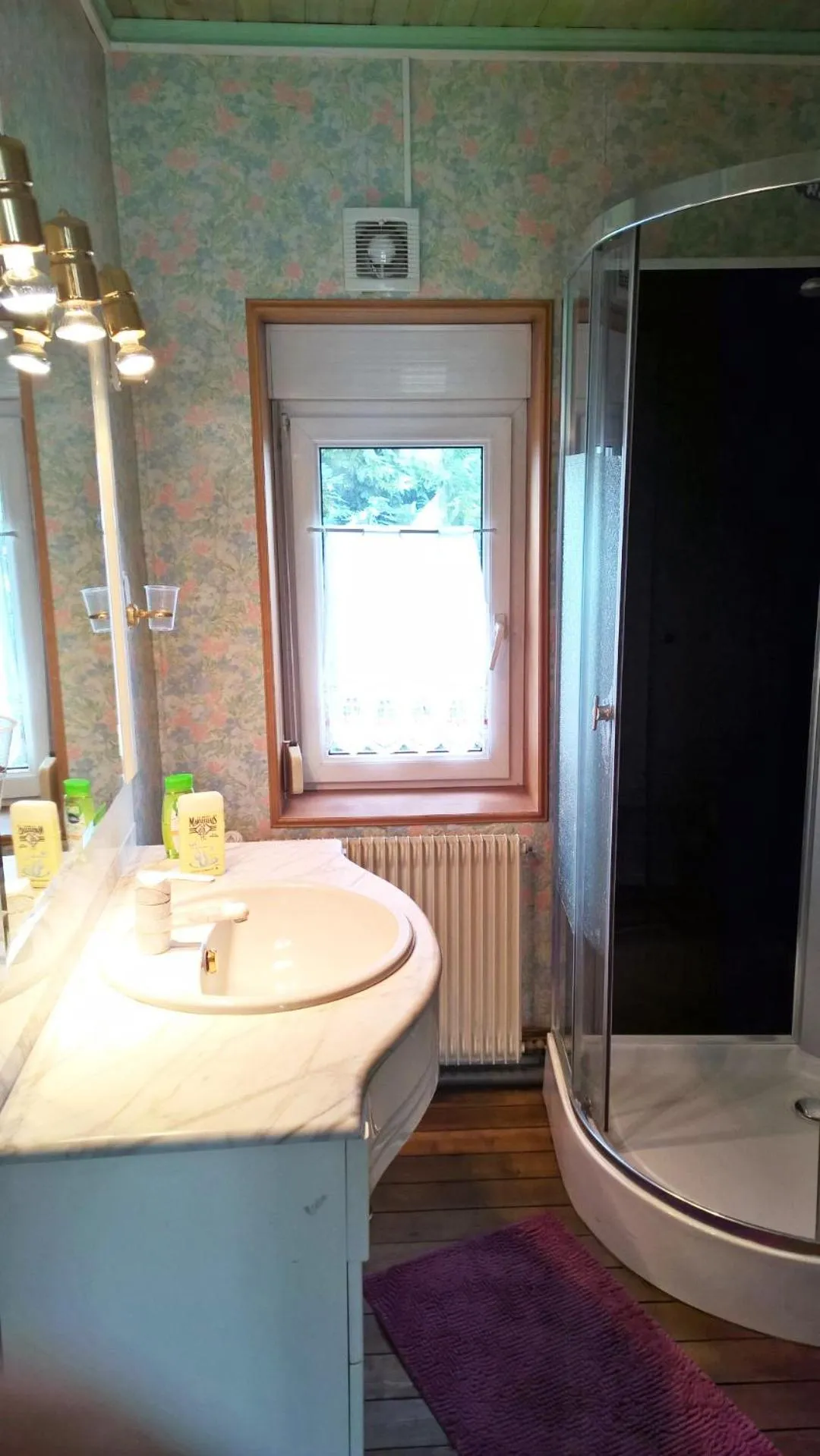 Shower in Le Point du Jour