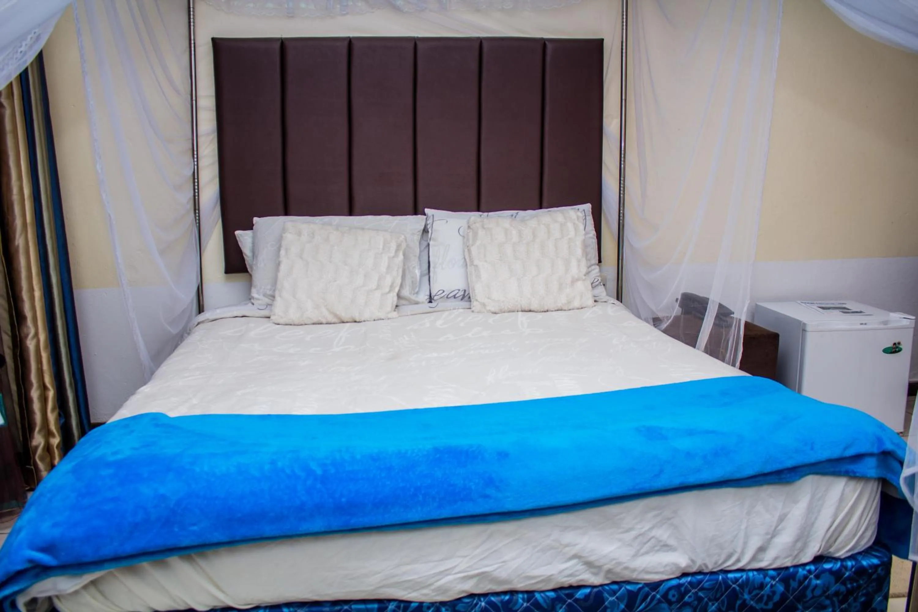 Bed in Rugems Executive Lodge