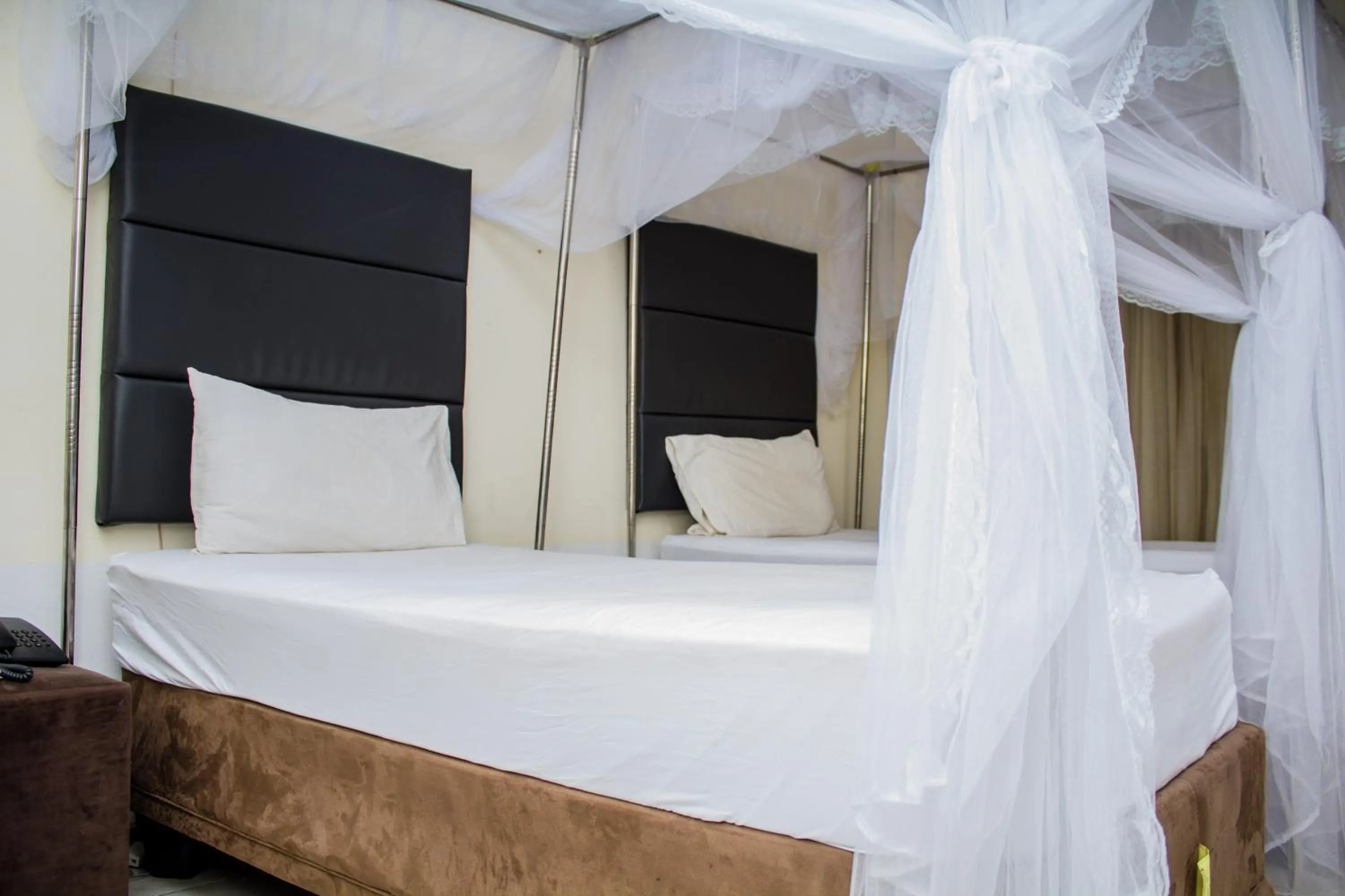 Bed in Rugems Executive Lodge